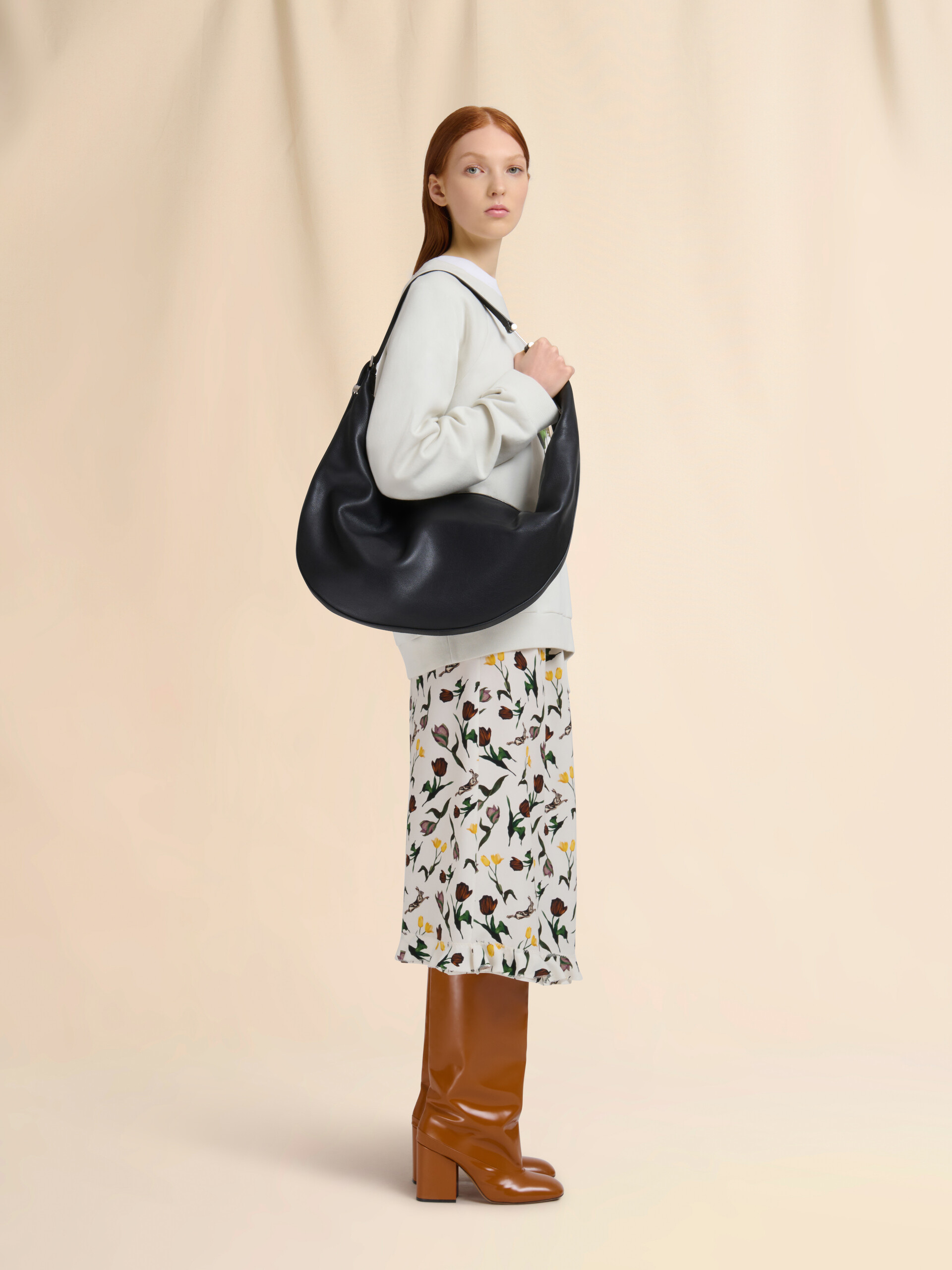Schwarze mittelgroße Hobo-Tasche Dot aus Leder - Schultertaschen - Image 2