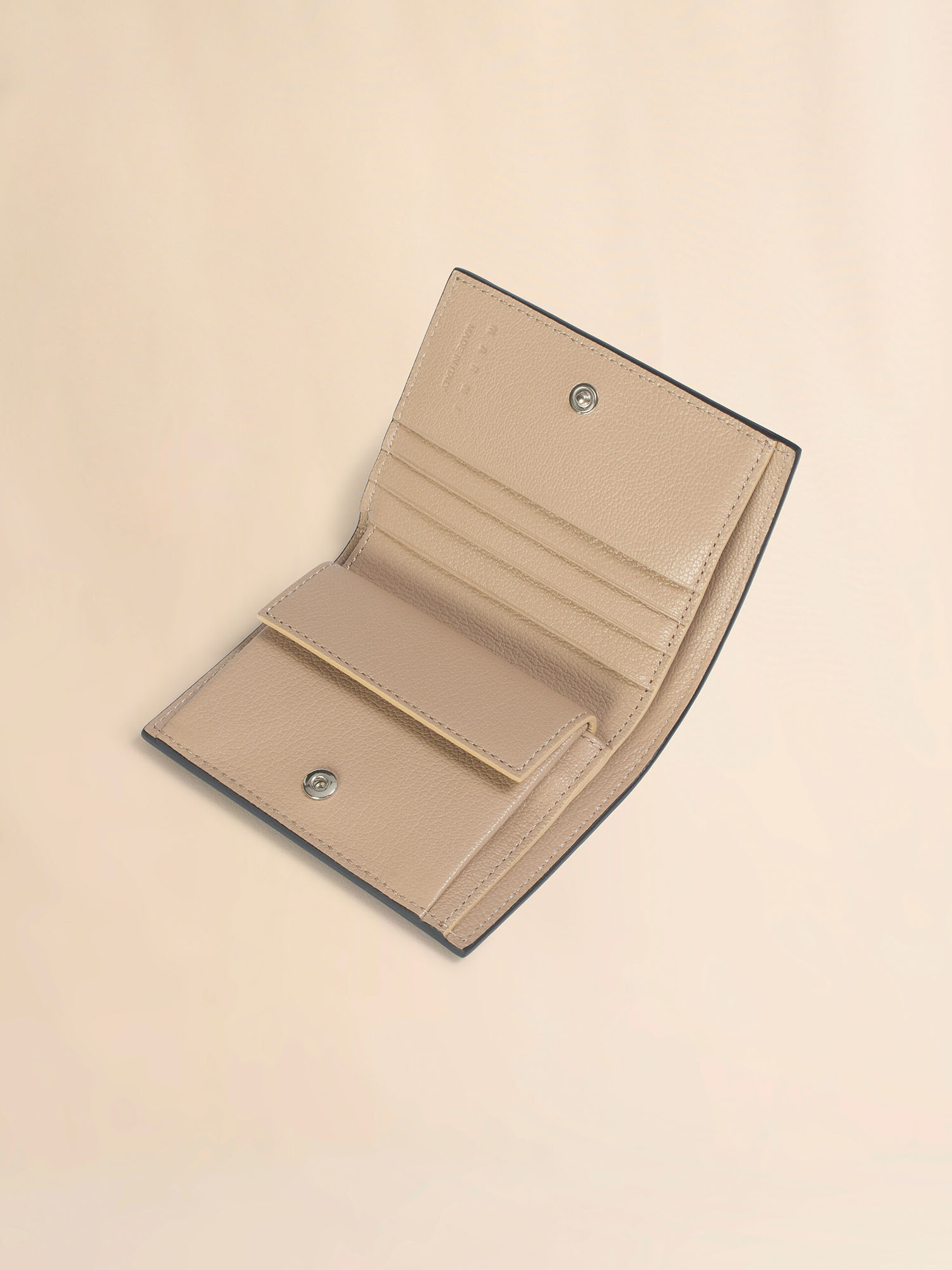 グレー レザー製二つ折りウォレット、マルニメンディング刺繍入り - 財布 - Image 4