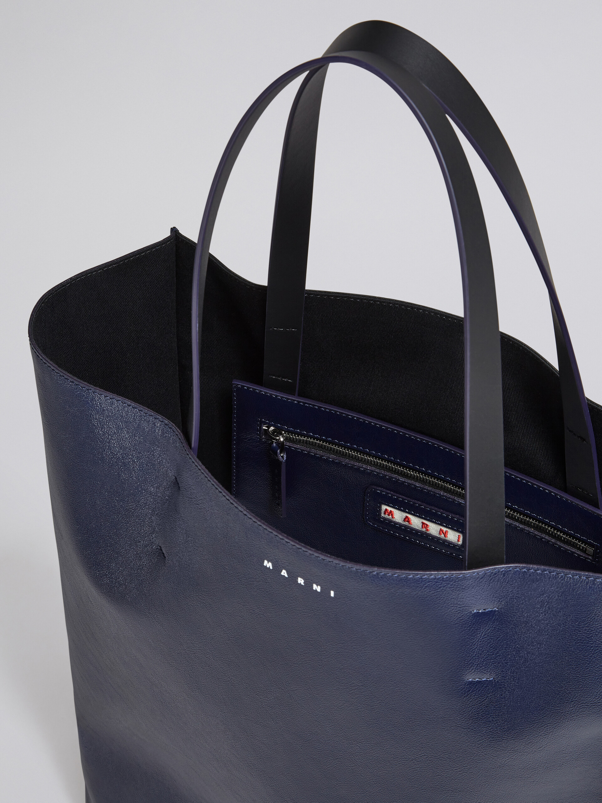 MUSEO SOFT bag grande in pelle lucida blu e nera - Borse shopping - Image 4