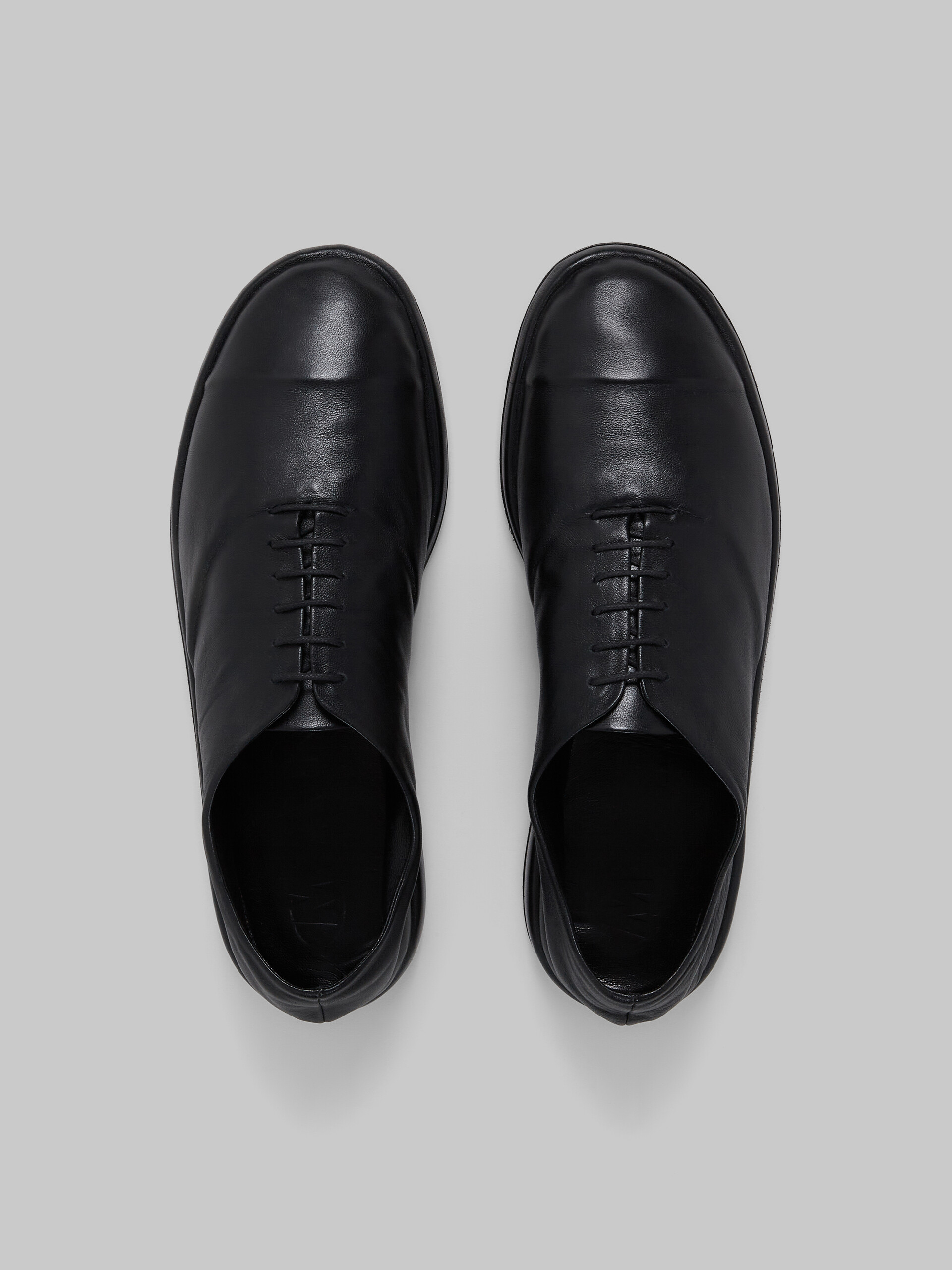 Zapatillas sin costuras de piel de napa gris - Zapatos con cordones - Image 4
