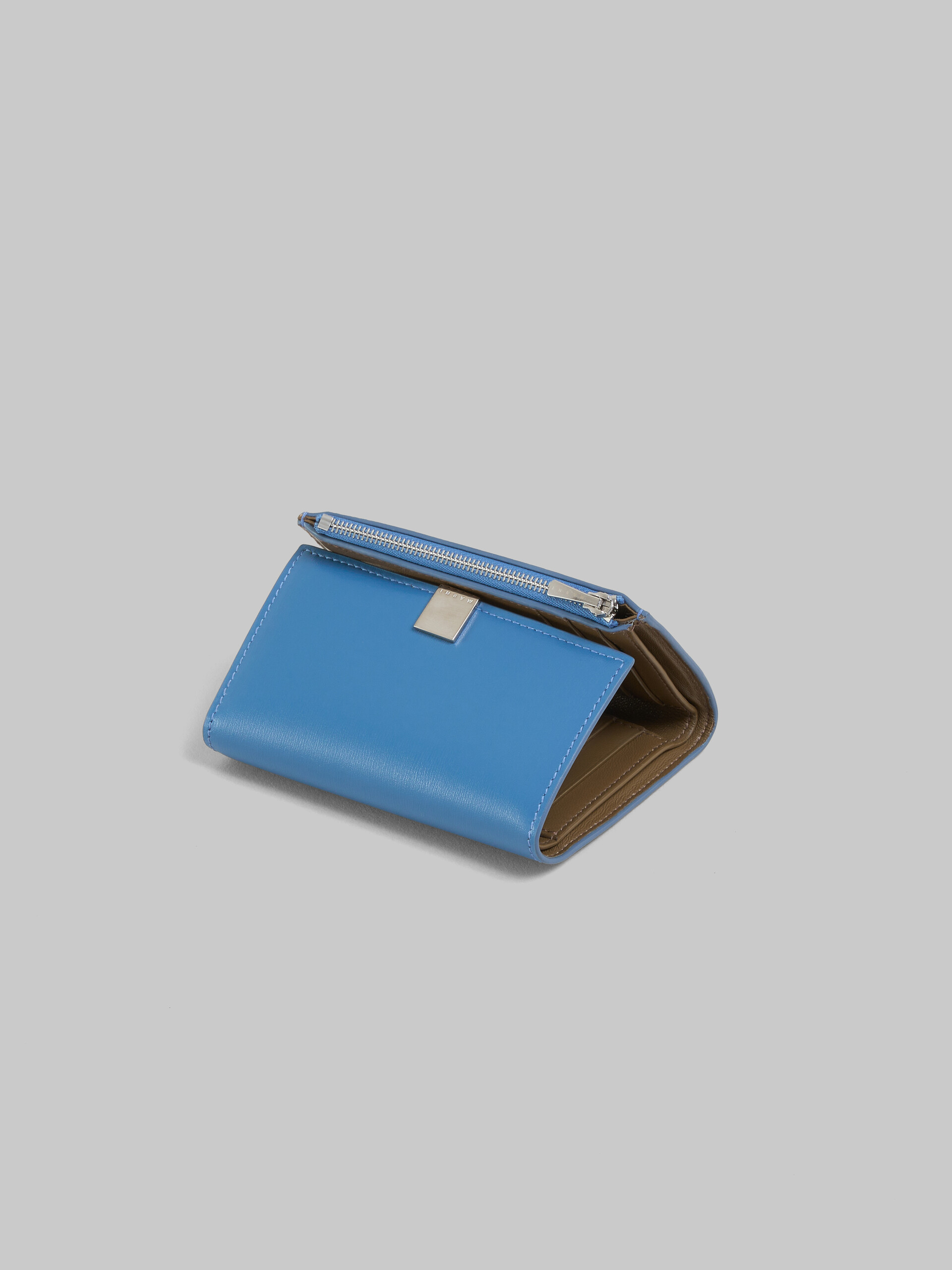 ブラック レザー製 Prisma 三つ折りウォレット、メタルプレート付き - 財布 - Image 4