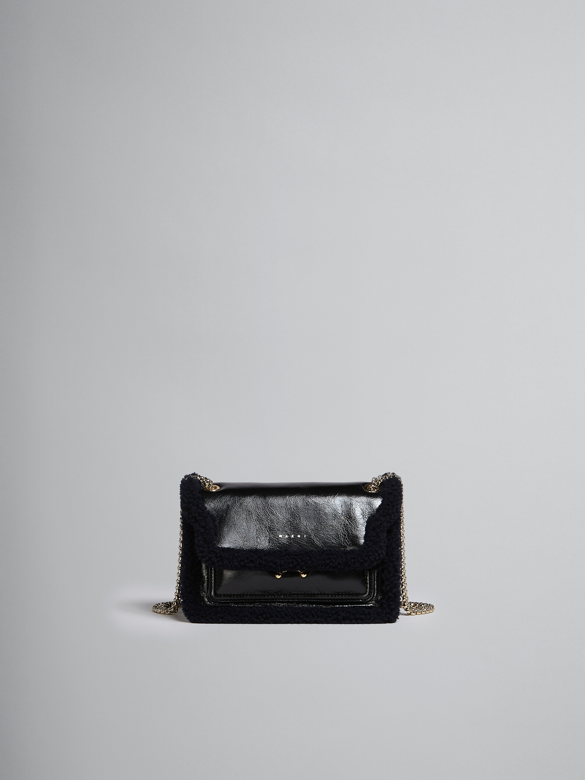 Trunk Envelope Chain in black leather and merinos - Shoulder Bags - Image 1