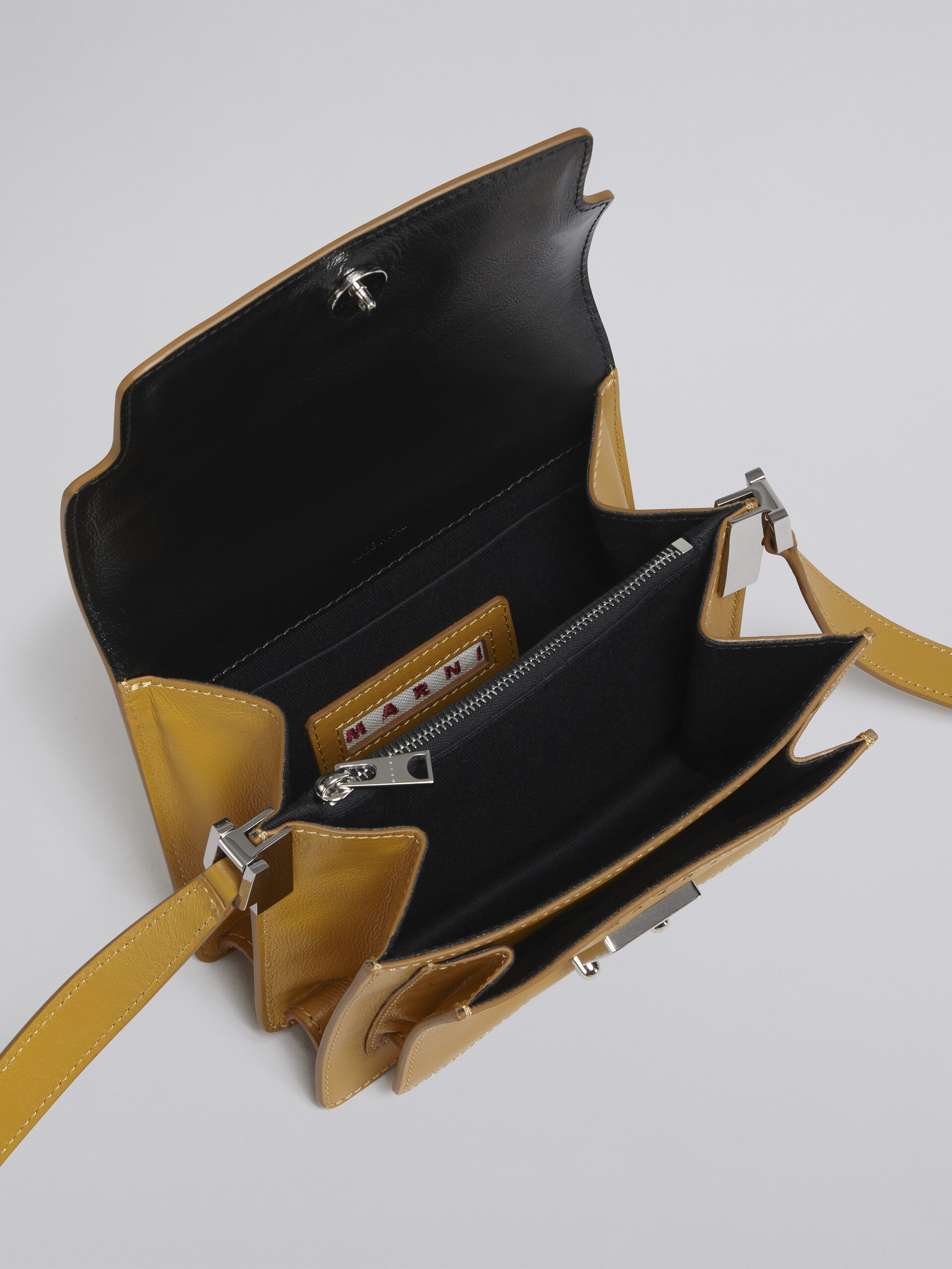 Zweifarbige TRUNK SOFT Tasche aus gelbem und schwarzem Kalbsleder - Schultertaschen - Image 4