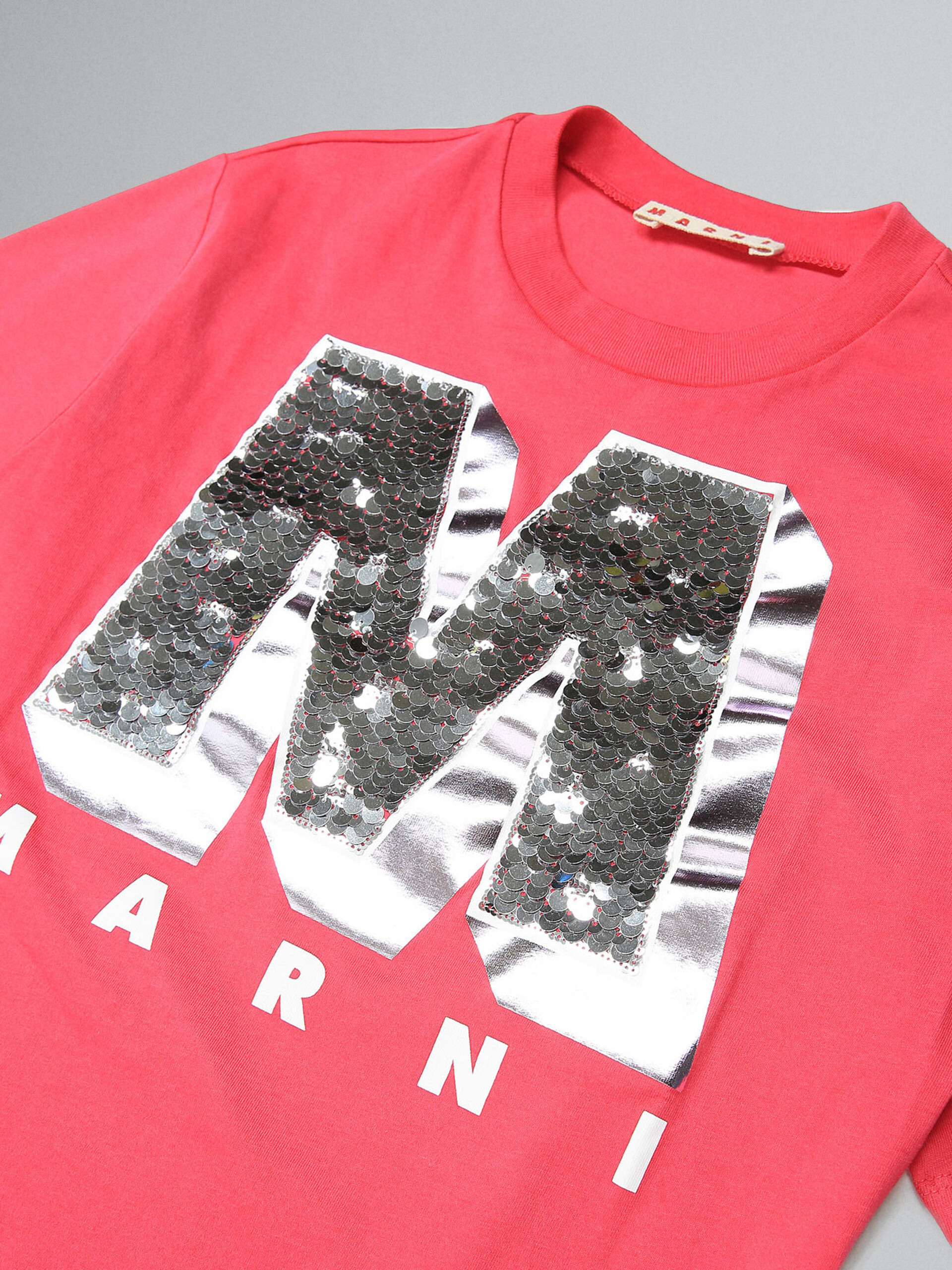 Red T-shirt with sequin "M" patch - T-shirts - Image 3