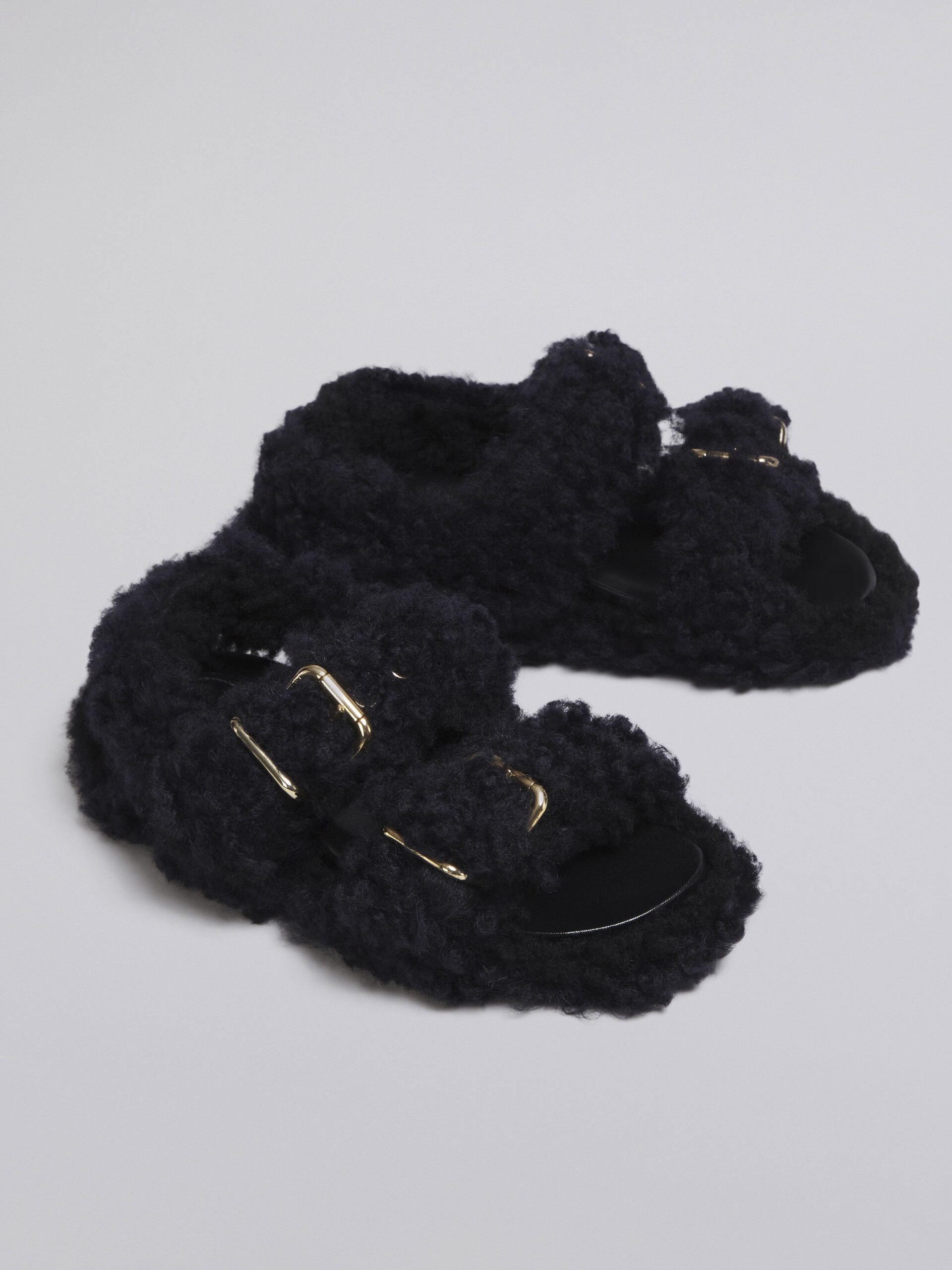 Fußbett-Sandale mit Doppelschnalle aus schwarzem Shearling - Sandalen - Image 5