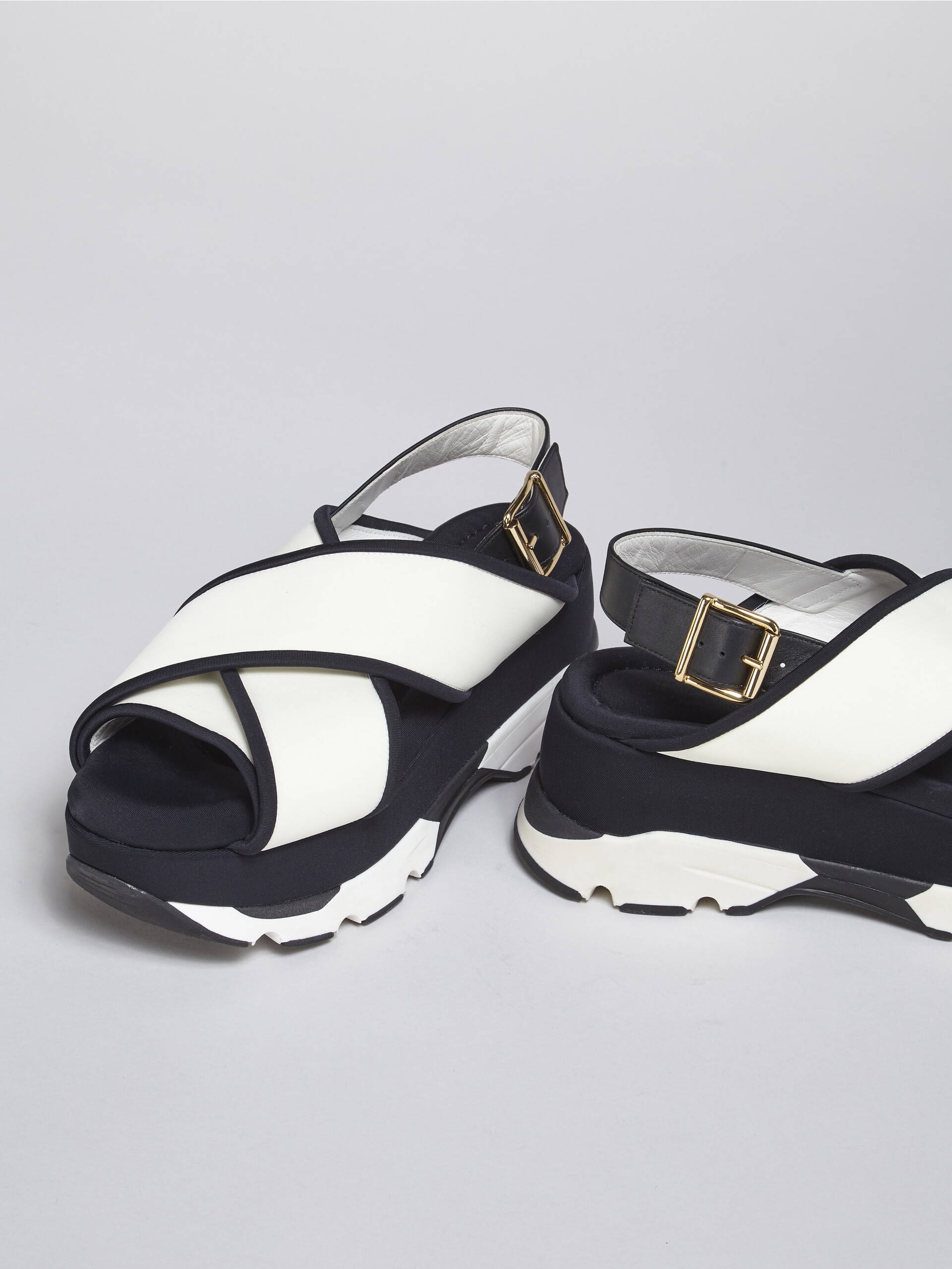 Sandale compensée à brides croisées en tissu technique blanc et noir - Sandales - Image 5