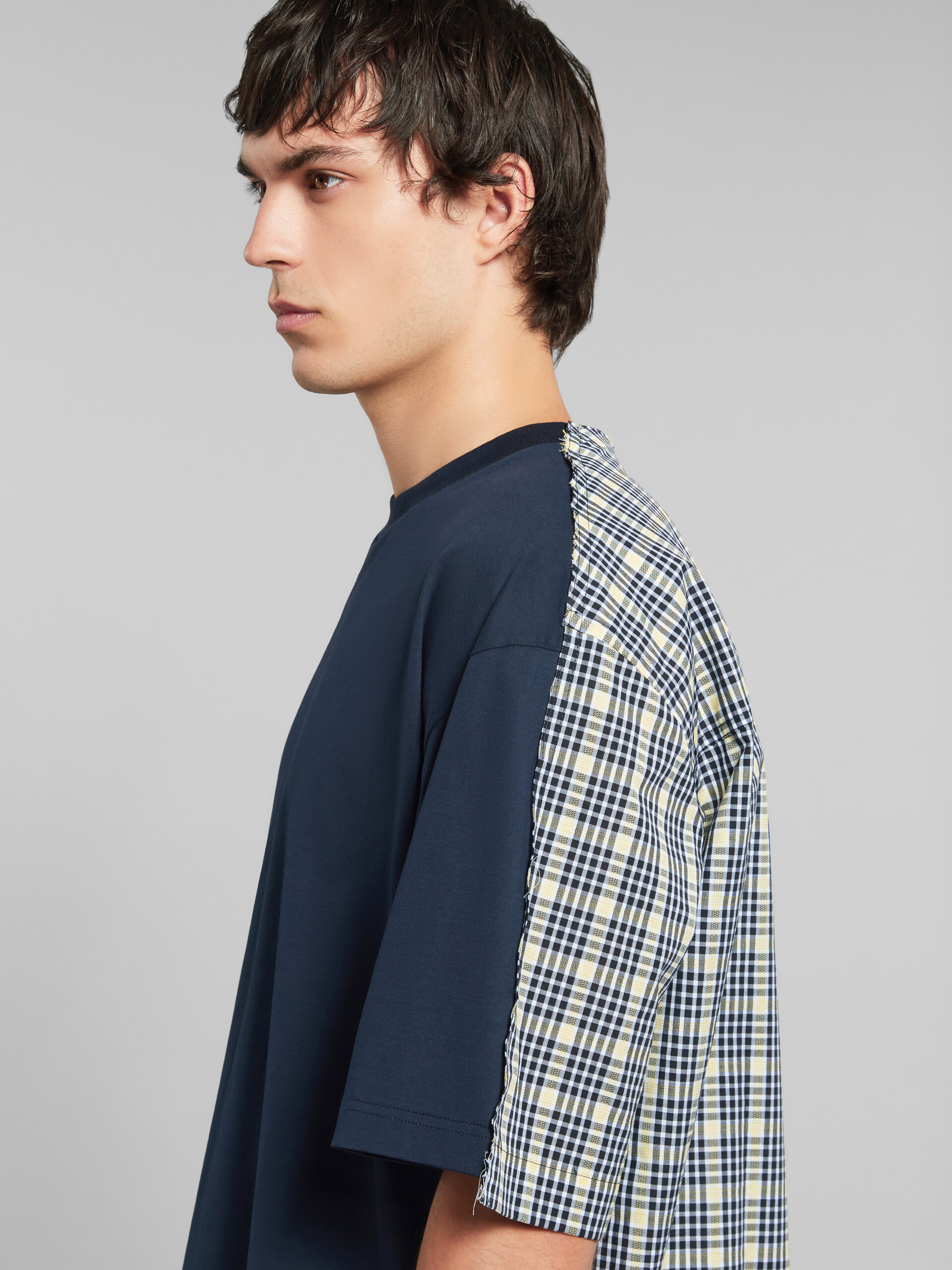 Camiseta azul intenso de algodón ecológico con rayas en la espalda - Camisetas - Image 4