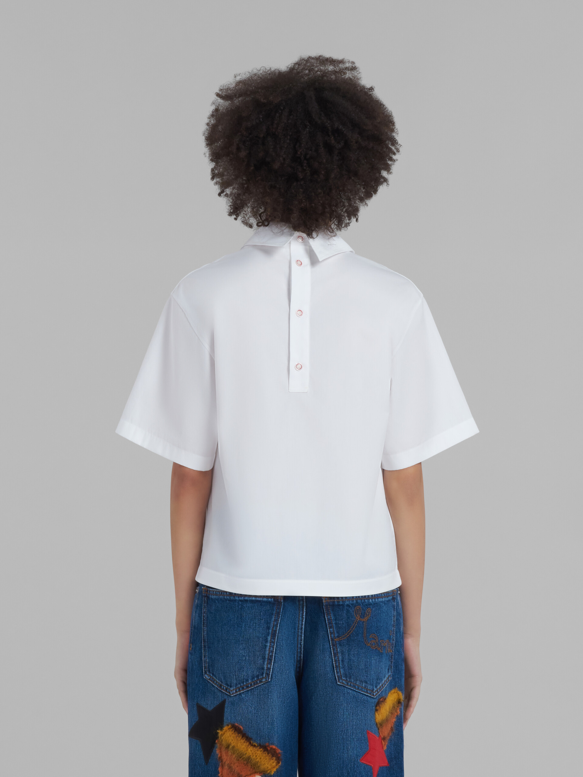 Blusa in popeline biologico bianco con retro a polo - Camicie - Image 3