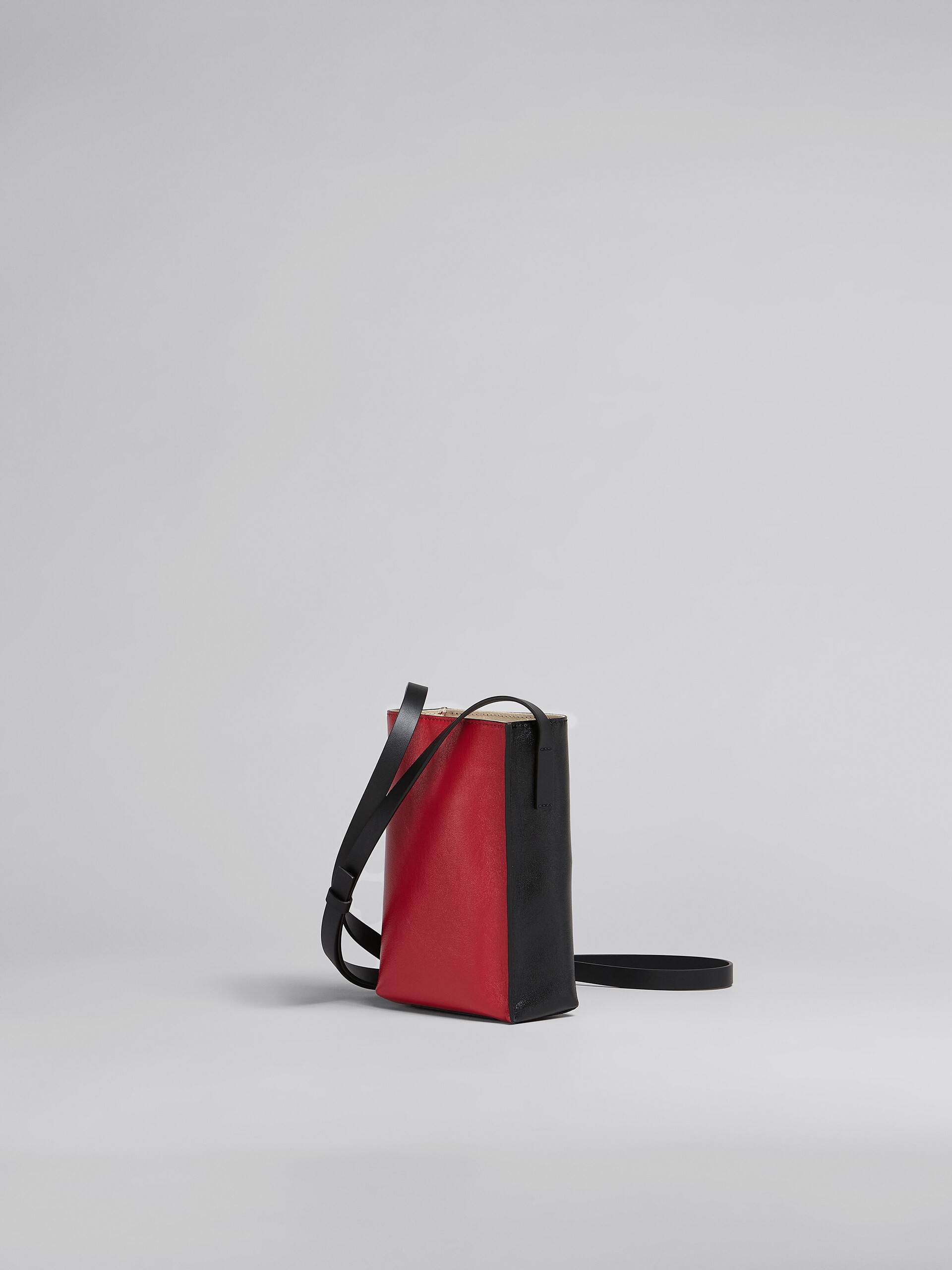Petit sac Museo Soft en cuir noir et rouge - Sacs portés épaule - Image 3