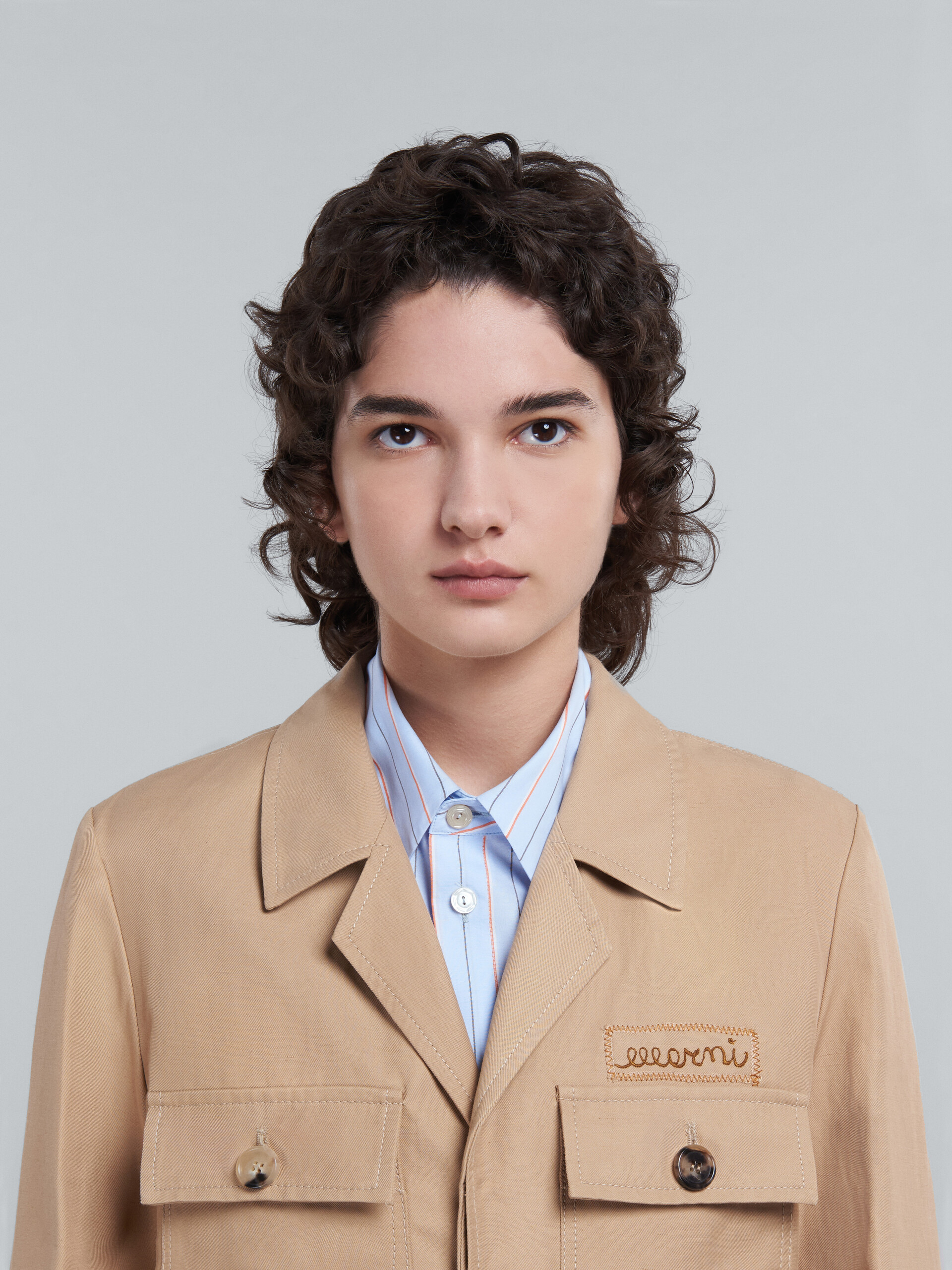 Beigefarbene kurze Jacke aus technischem Baumwollleinen - Jacken - Image 4