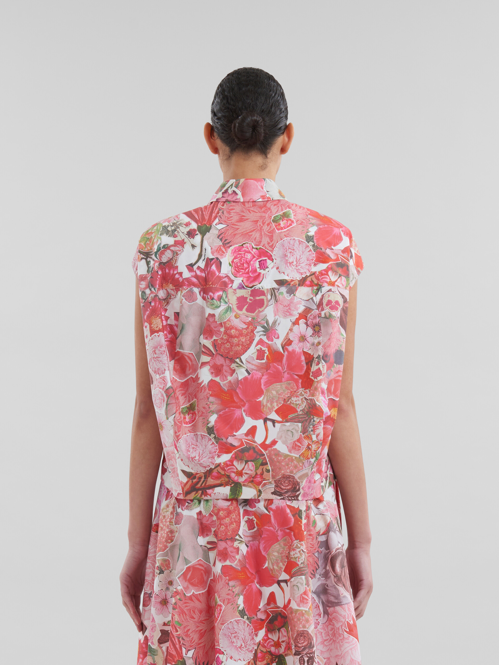 Camicia smanicata in cotone rosa con stampa Requiem a fiori - Camicie - Image 3