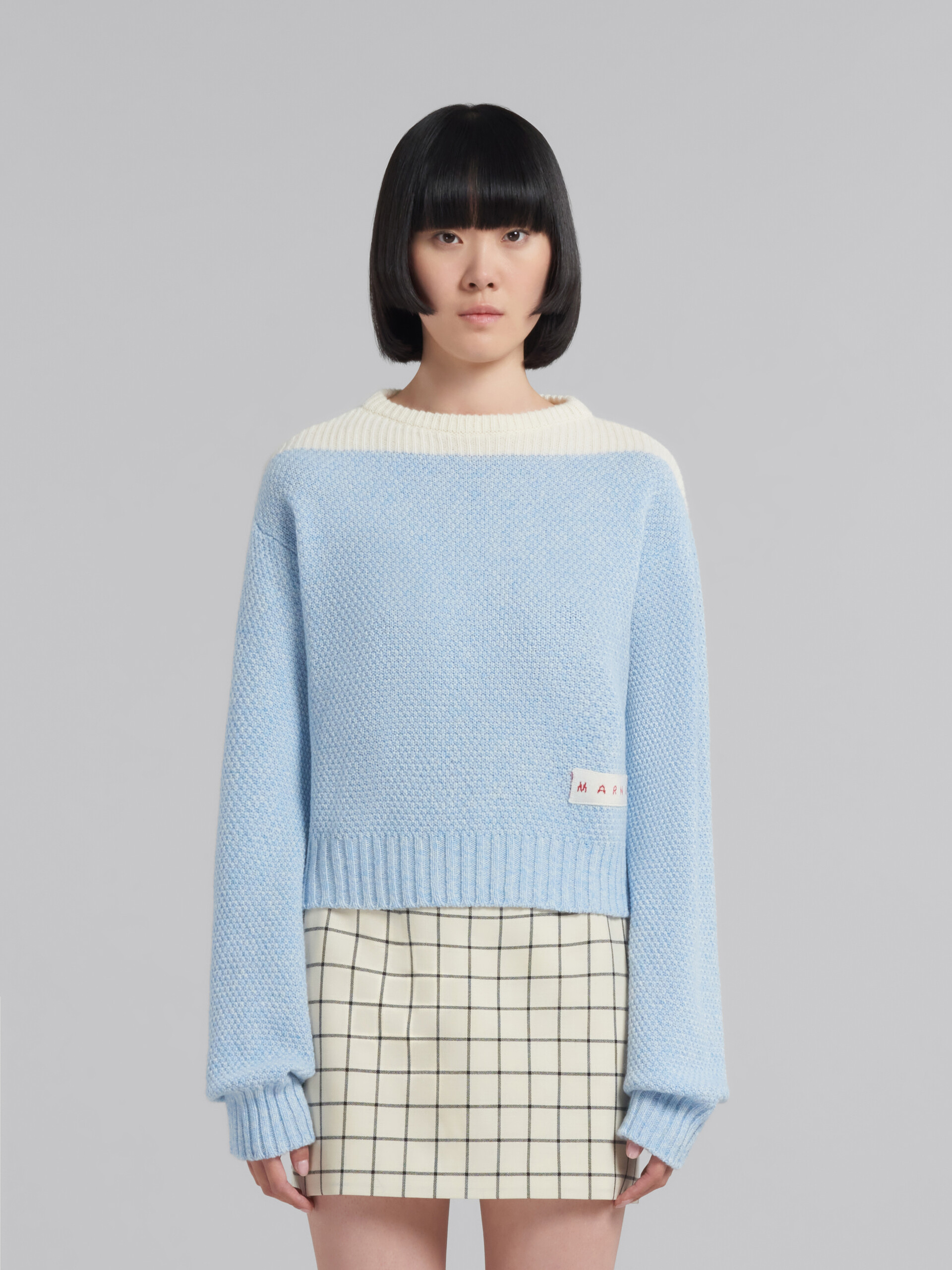 대비를 이루는 네크라인이 돋보이는 라이트 블루 박시 울 점퍼 - 풀오버 - Image 2