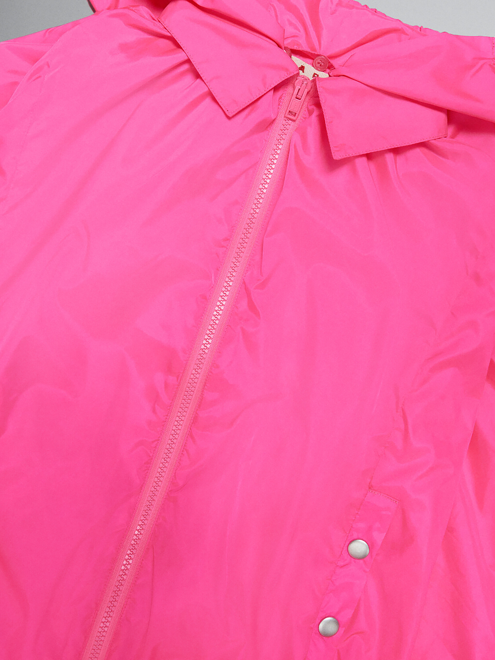 Chaqueta impermeable rosa neón con logotipo en la capucha - Chaquetas - Image 4