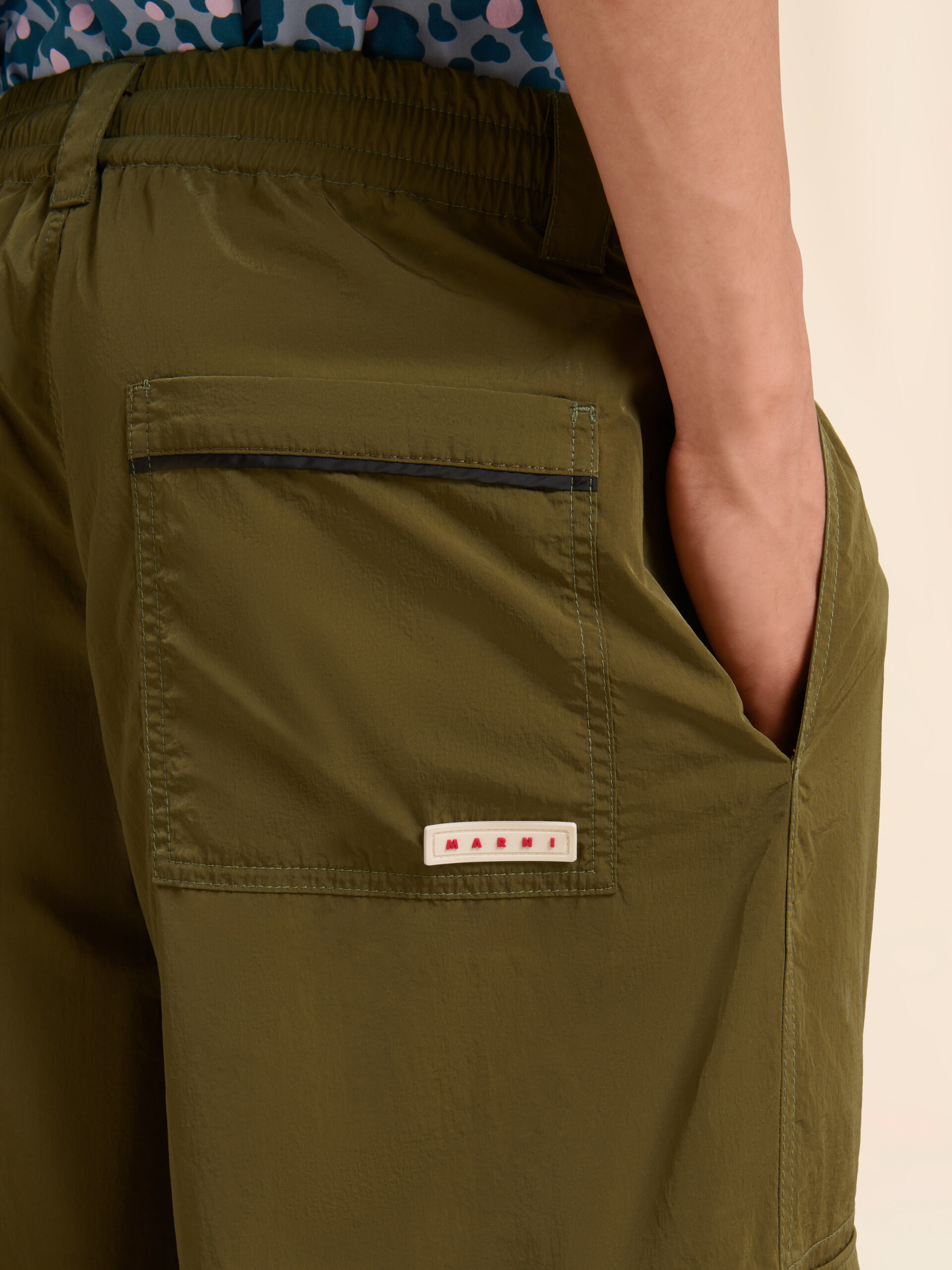Green crinkled nylon cargo trousers with contrast piping - Pants - Image 4