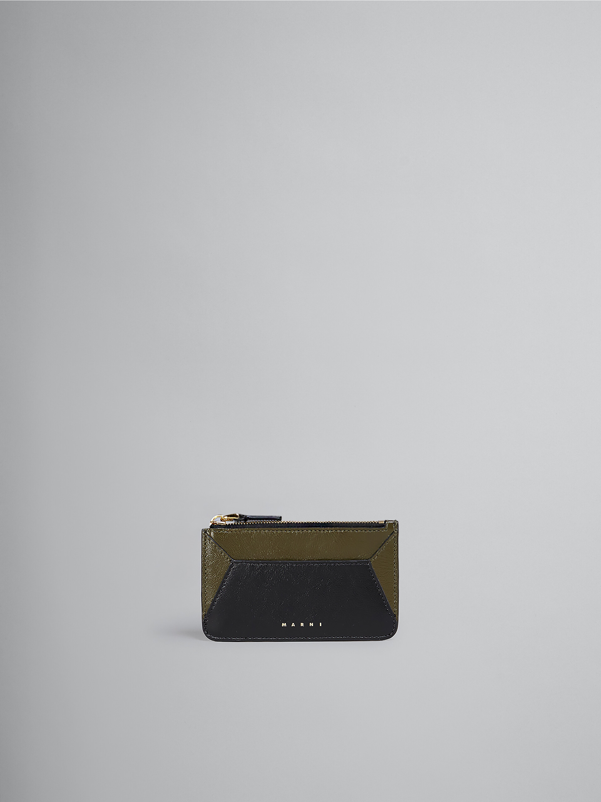 MARNIで人気のお財布は、レザー製カードケース