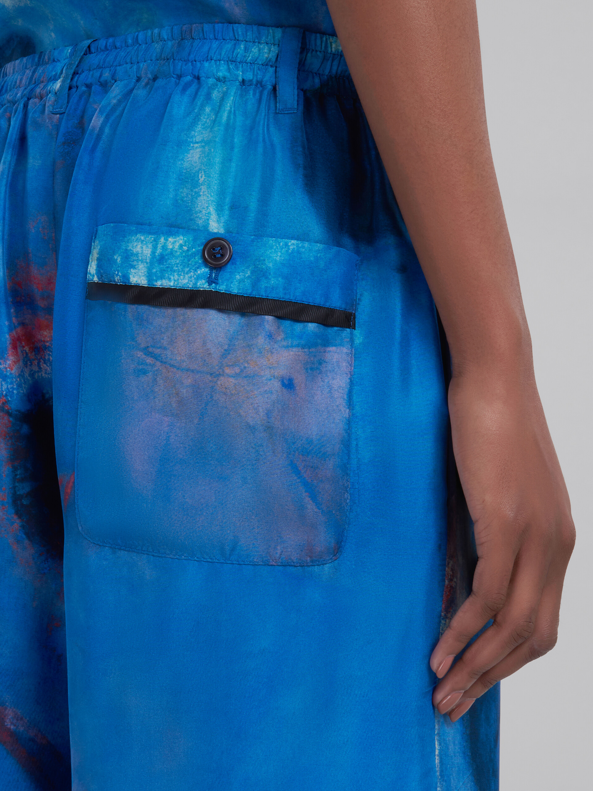 Seidenhose mit weitem Bein und Buchi Blu-Print - Hosen - Image 4