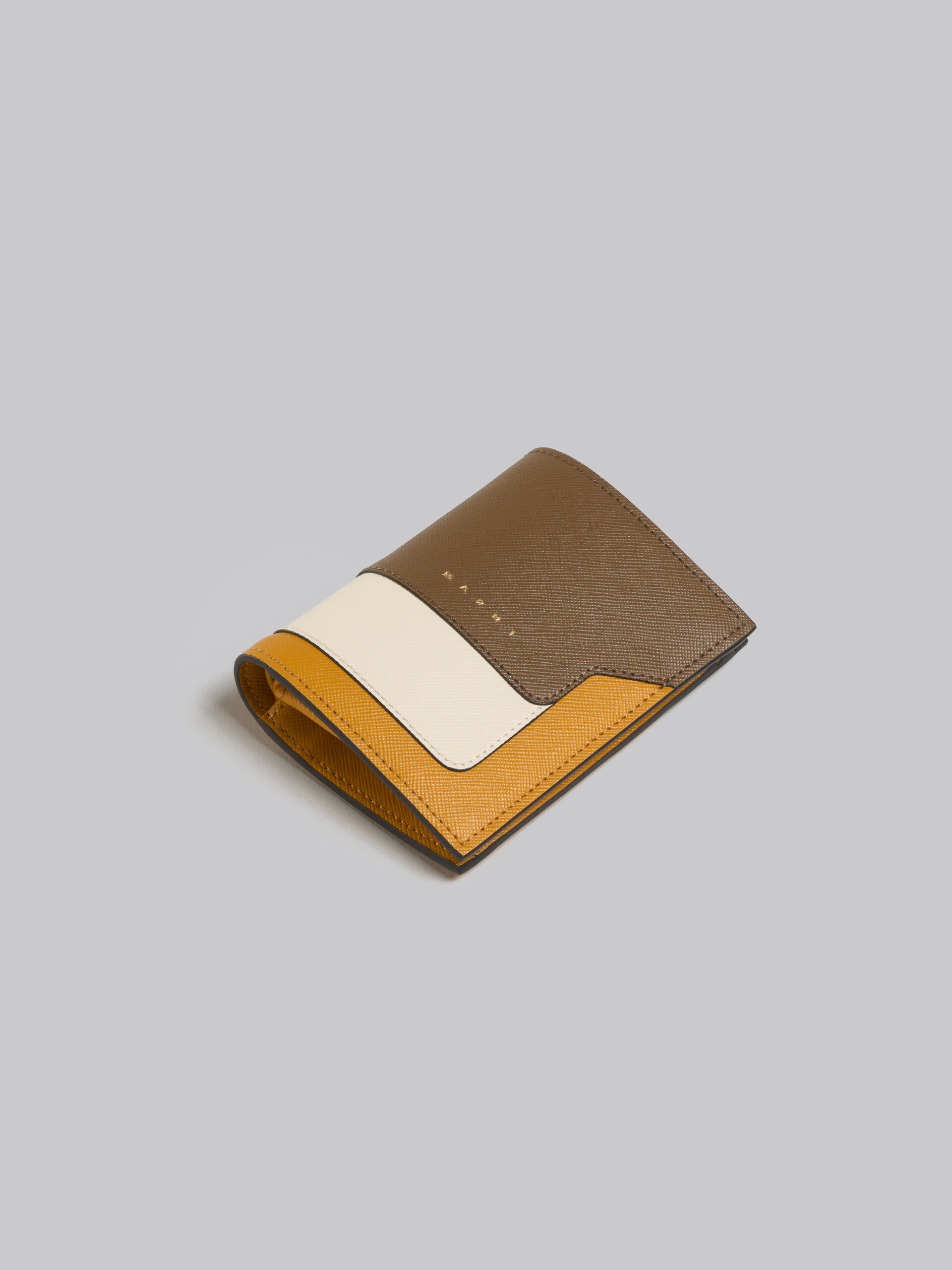 ティーグリーン、ライムストーン、ライトキャメル　サフィアーノレザー製二つ折りウォレット - 財布 - Image 5