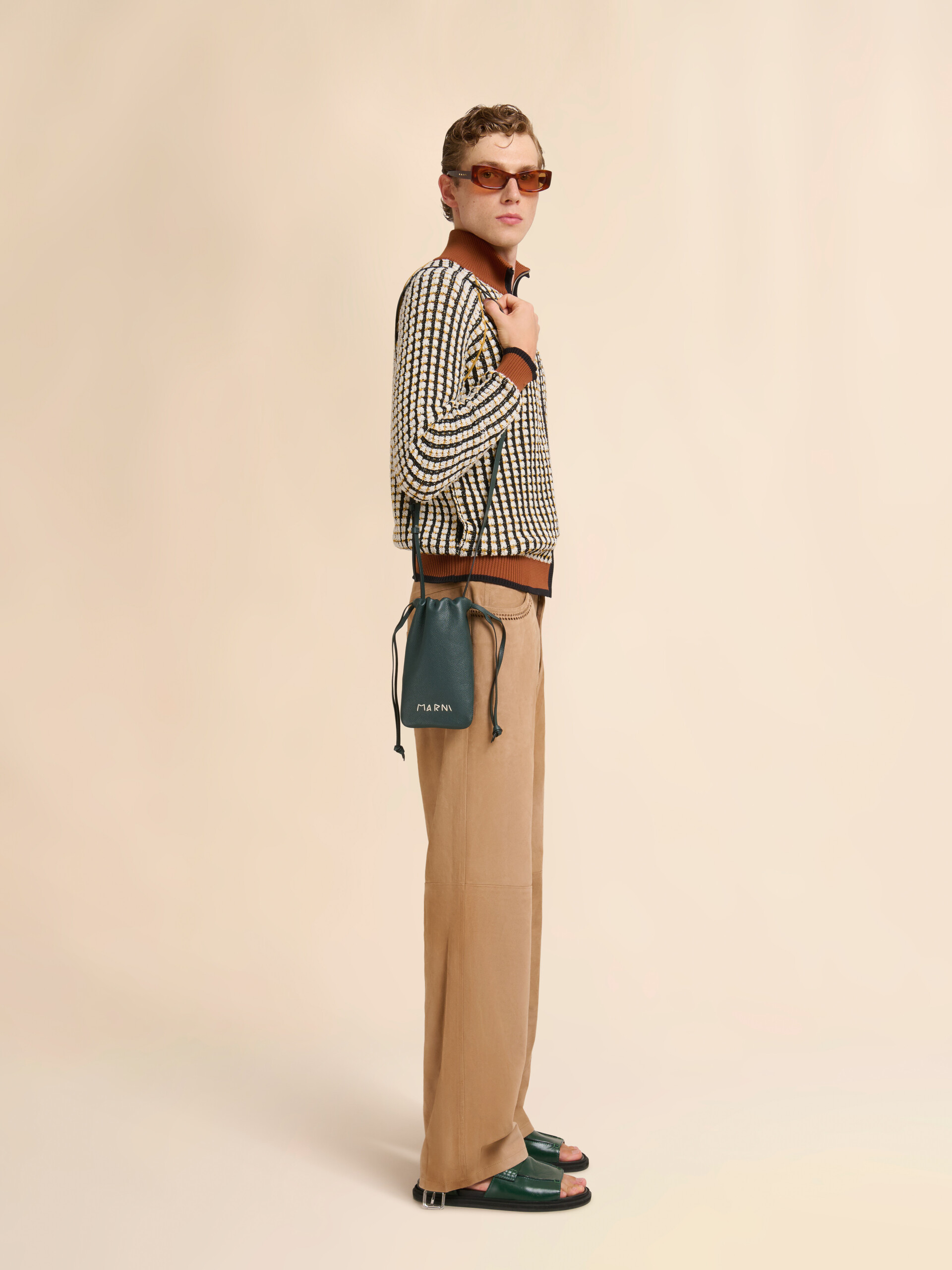 ブラウン レザー製ドローストリング付きスマホホルダー、マルニメンディング入り - ウォレット＆レザー小物 - Image 2