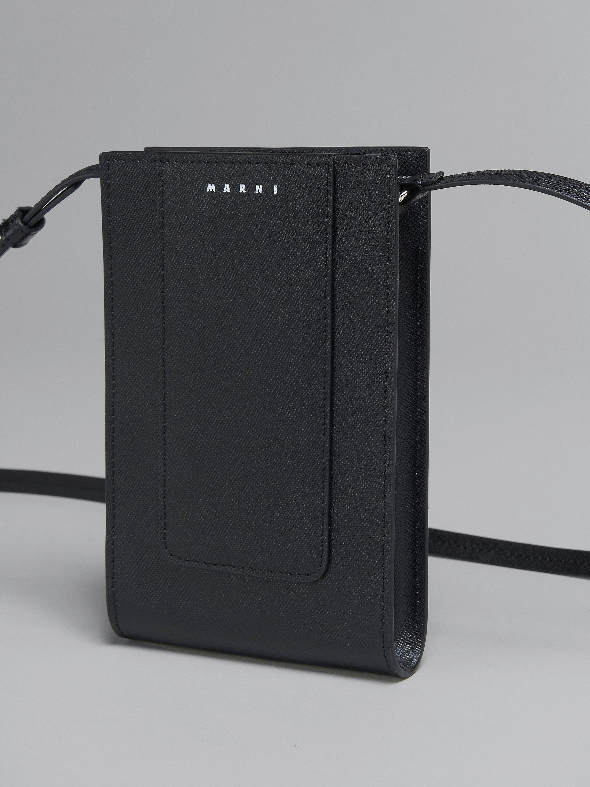 Smartphone-Hülle aus schwarzem Saffiano-Leder - Brieftaschen & Kleinlederwaren - Image 5