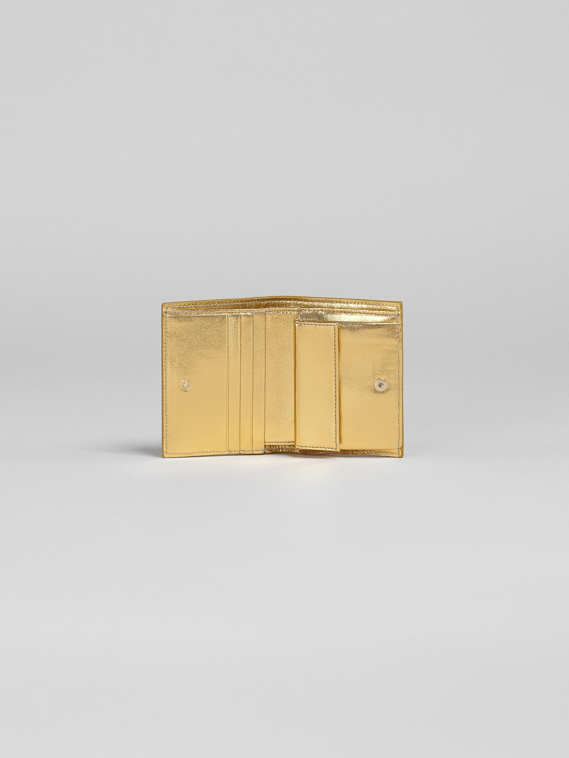Portafoglio bi-fold in nappa metallizzata oro - Portafogli - Image 2