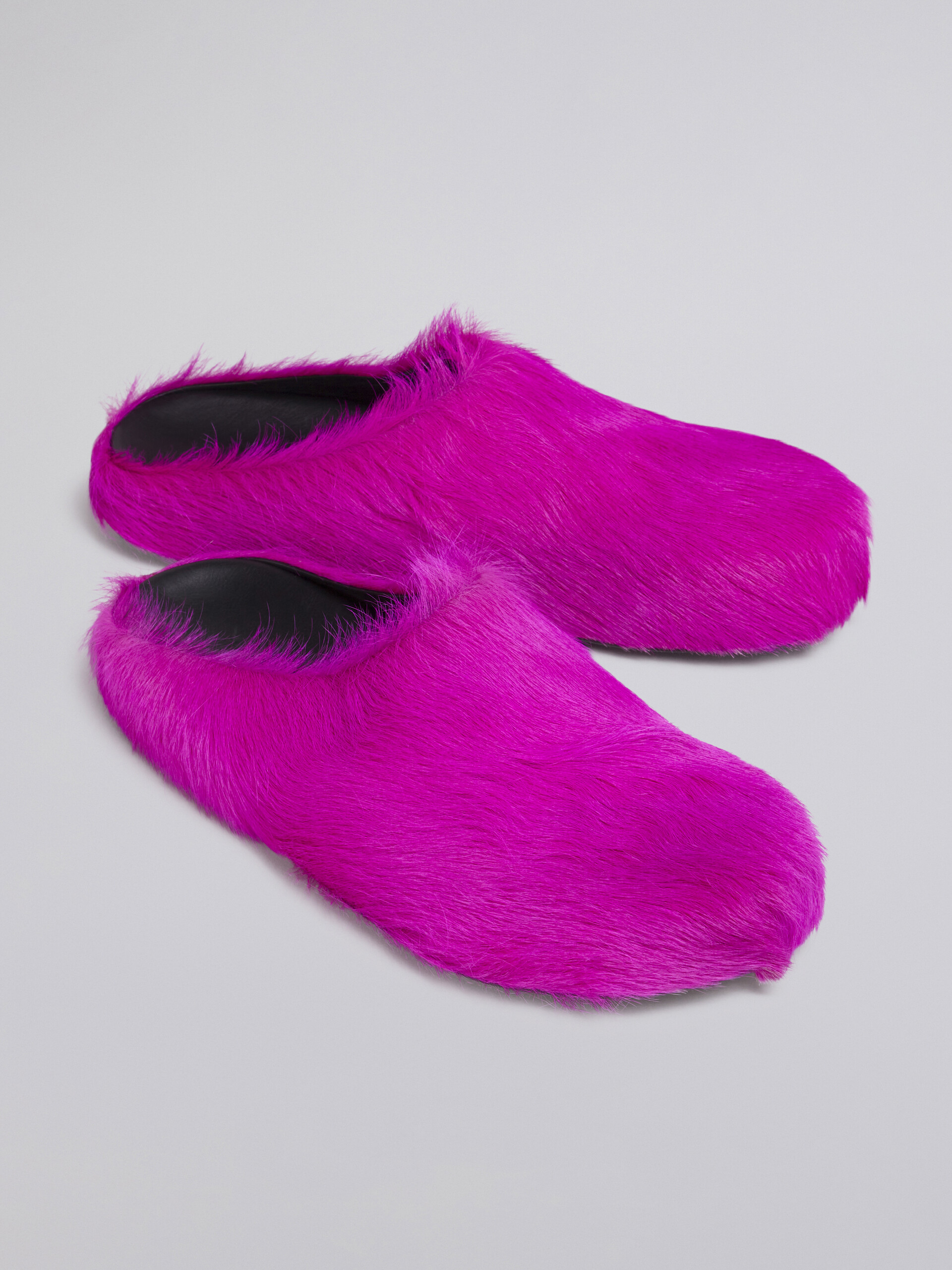 Pinkfarbene Fußbett-Sabots aus Kalbsfell - Holzschuhe - Image 5