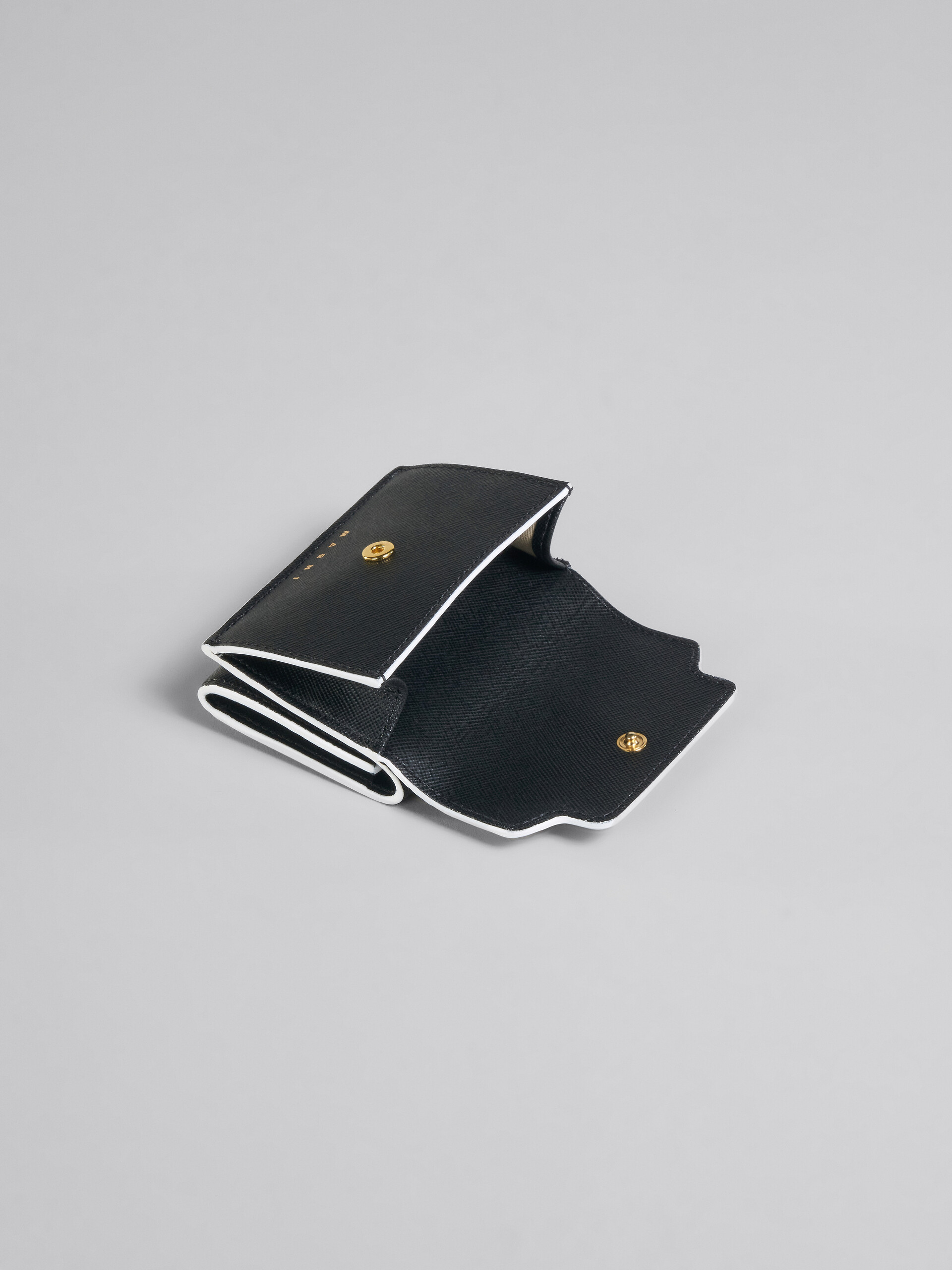 Dreifache Faltbrieftasche aus schwarzem Saffiano-Leder mit Nieten - Brieftaschen - Image 5