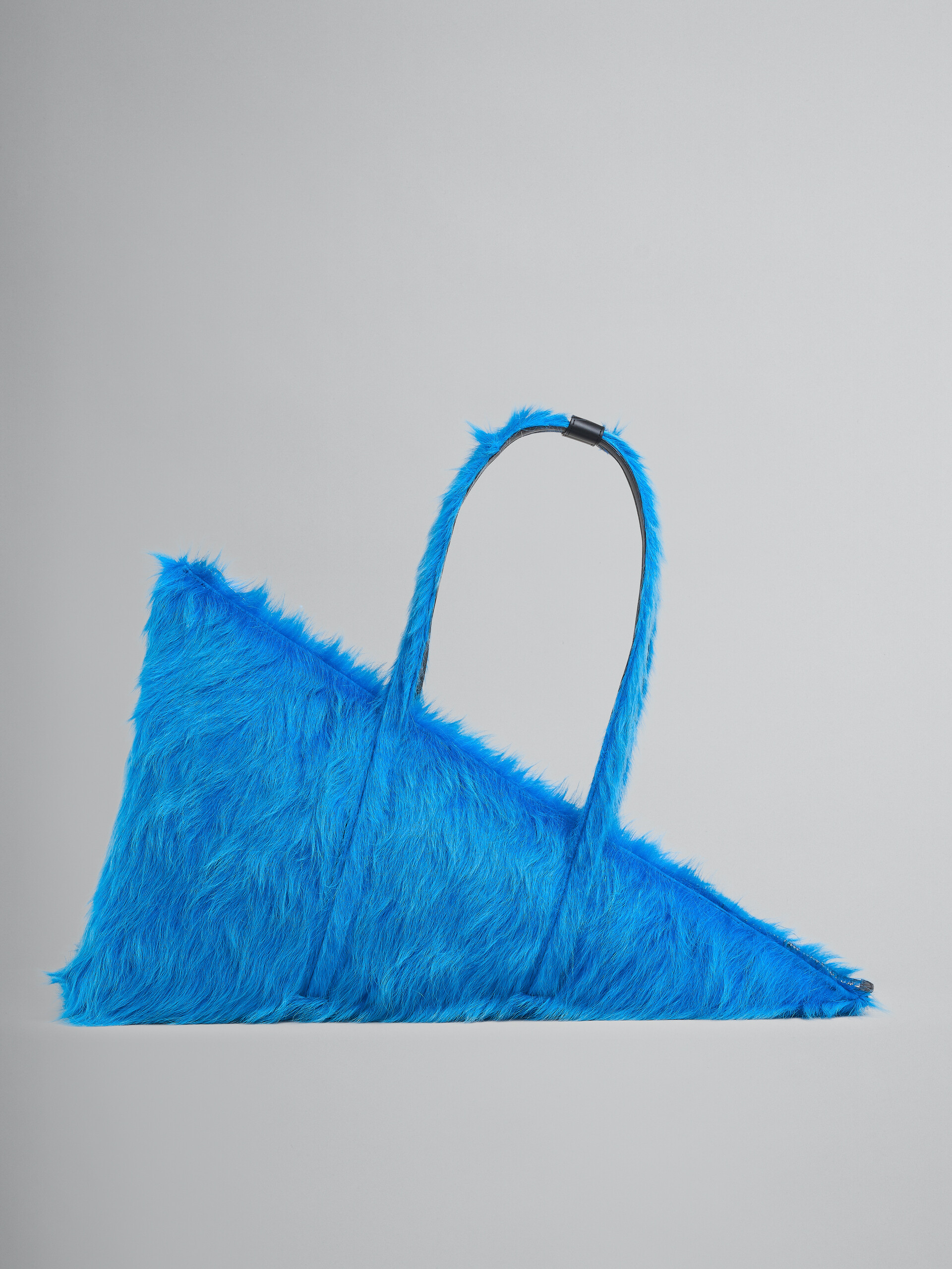 Dreieckige Duffle Bag Prisma aus Kalbsfell in Blau - Reisetasche - Image 1