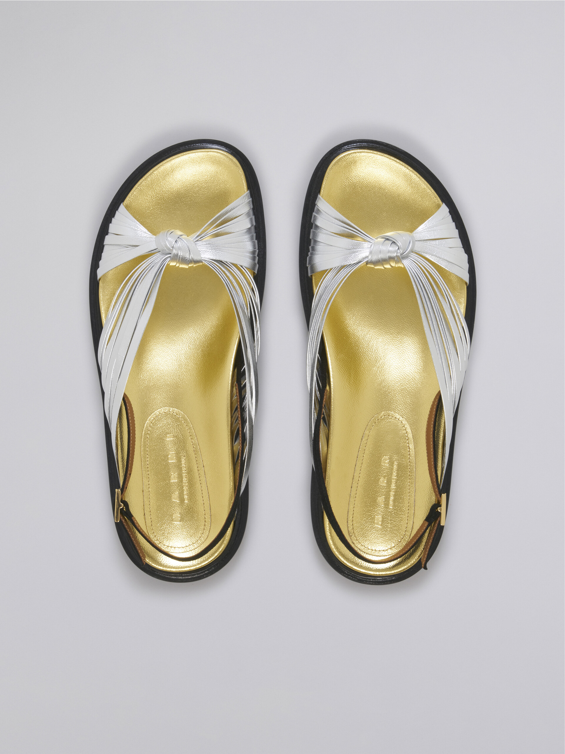 Silberfarbene Fußbett-Sandale aus Metallic-Leder mit gekreuzten Riemchen - Sandalen - Image 4