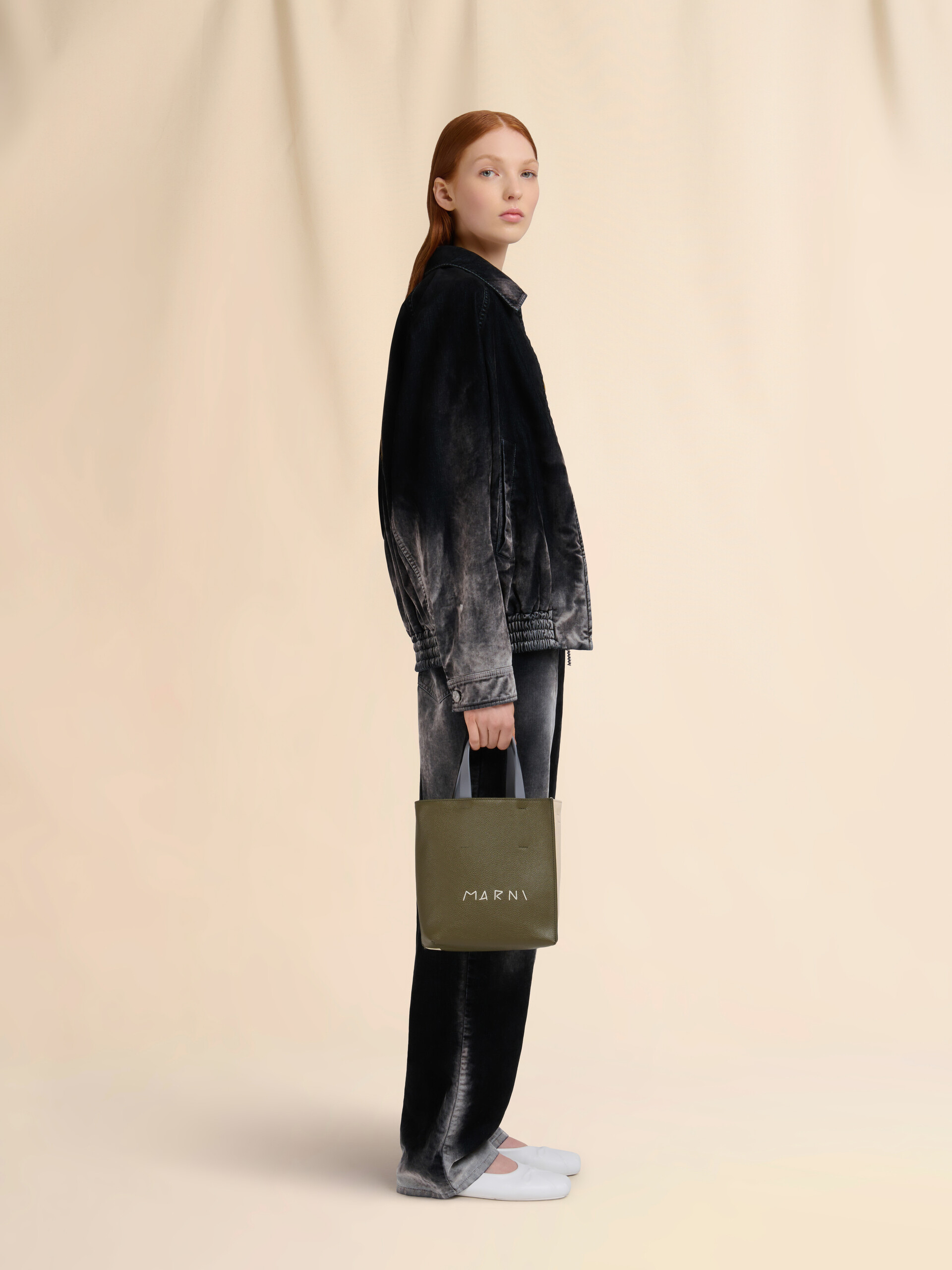 Mini-Tasche Museo Soft aus elfenbeinfarbenem und braunem Leder mit Marni Mending - Shopper - Image 2