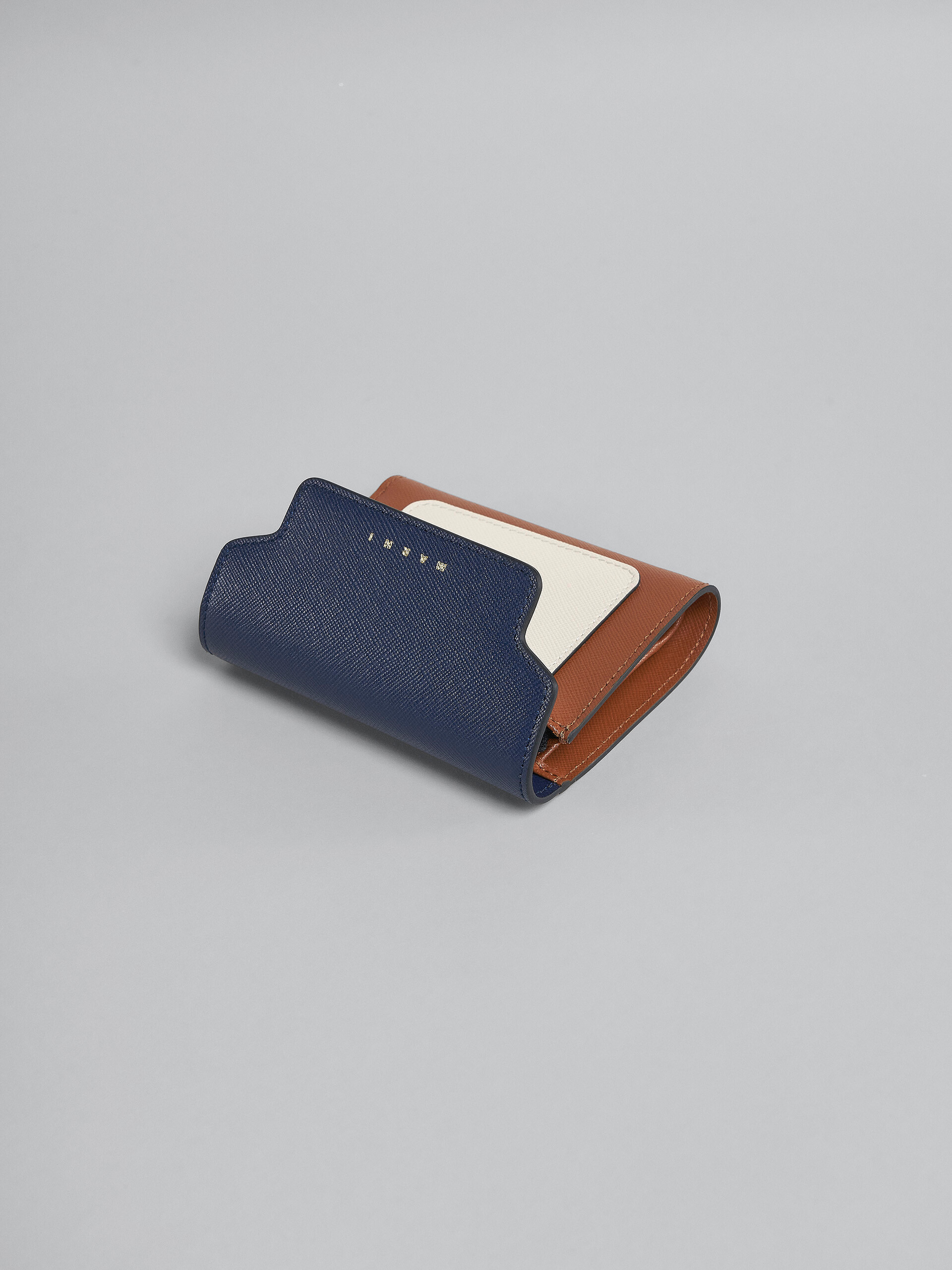 Portafoglio tri-fold in saffiano blu bianco e marrone - Portafogli - Image 4