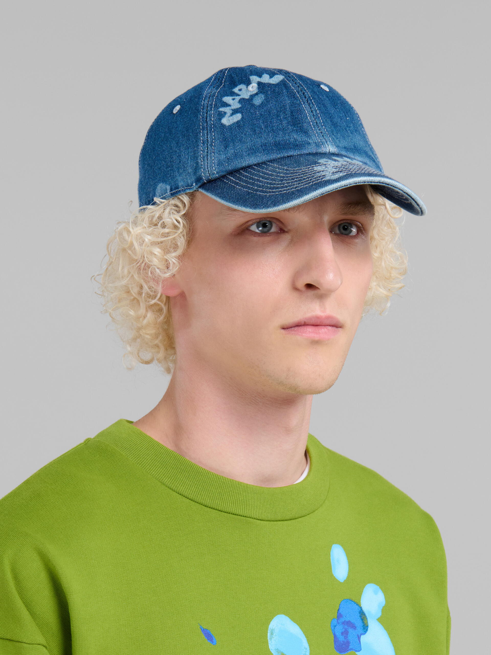 Blaue Schirmmütze aus Denim mit Marni Dripping-Print - Hüte - Image 2