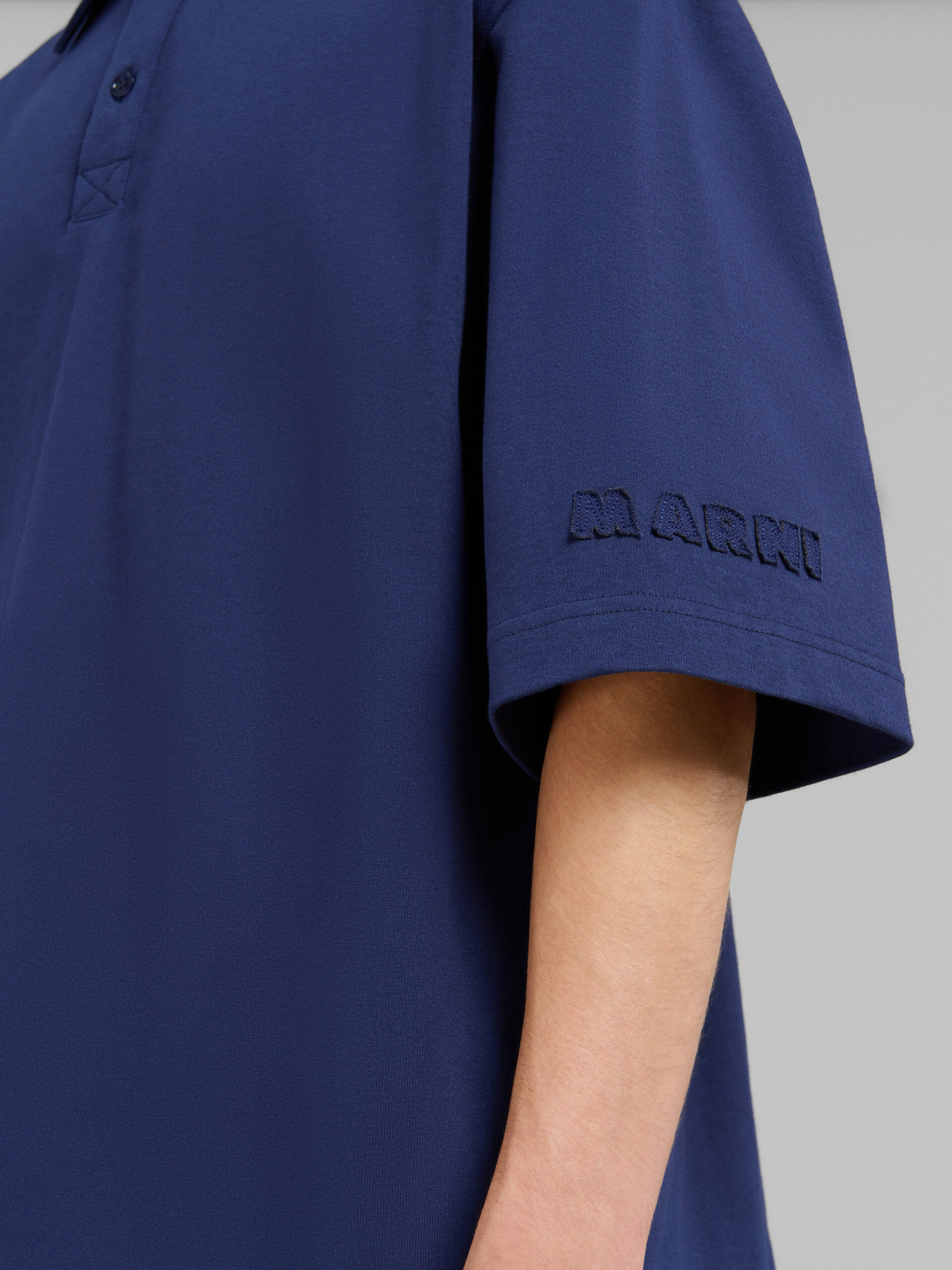 Polo oversize en coton biologique bleu avec patchs Marni - Polos - Image 5
