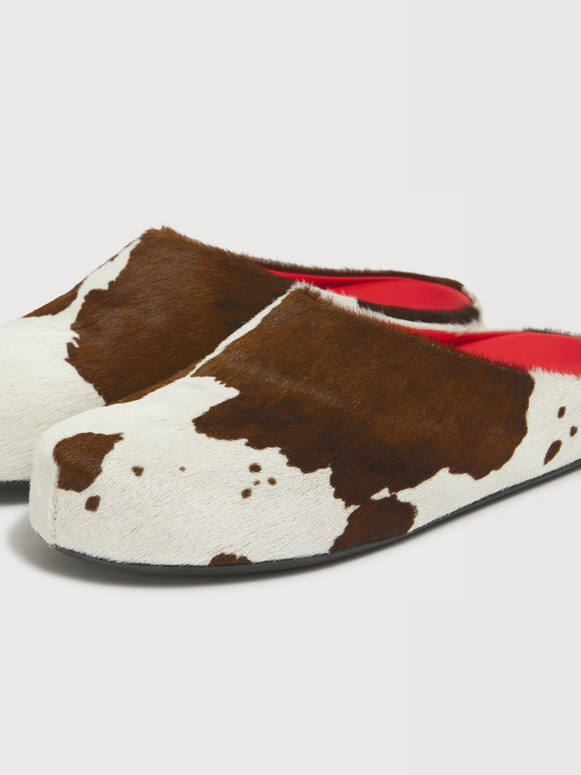 White and brown cow-print ponyhair Fussbett sabot - Clogs - Image 5
