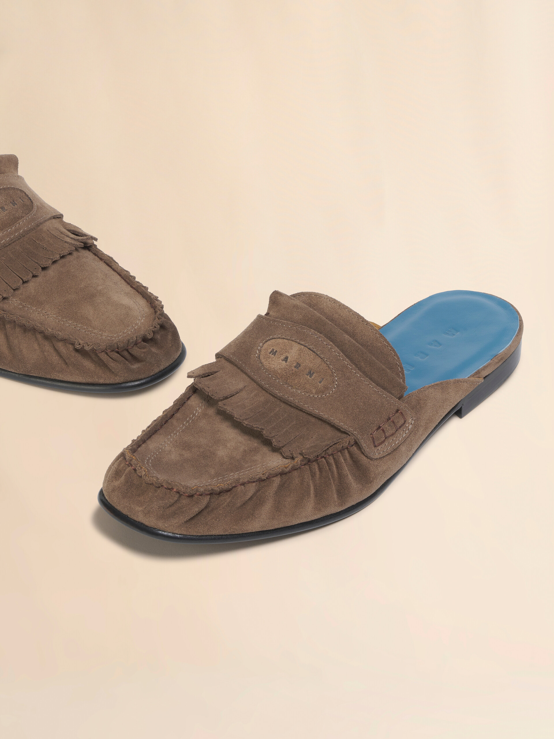 ブラウン フリンジトリム付きスエードサボ - 下駄 - Image 5