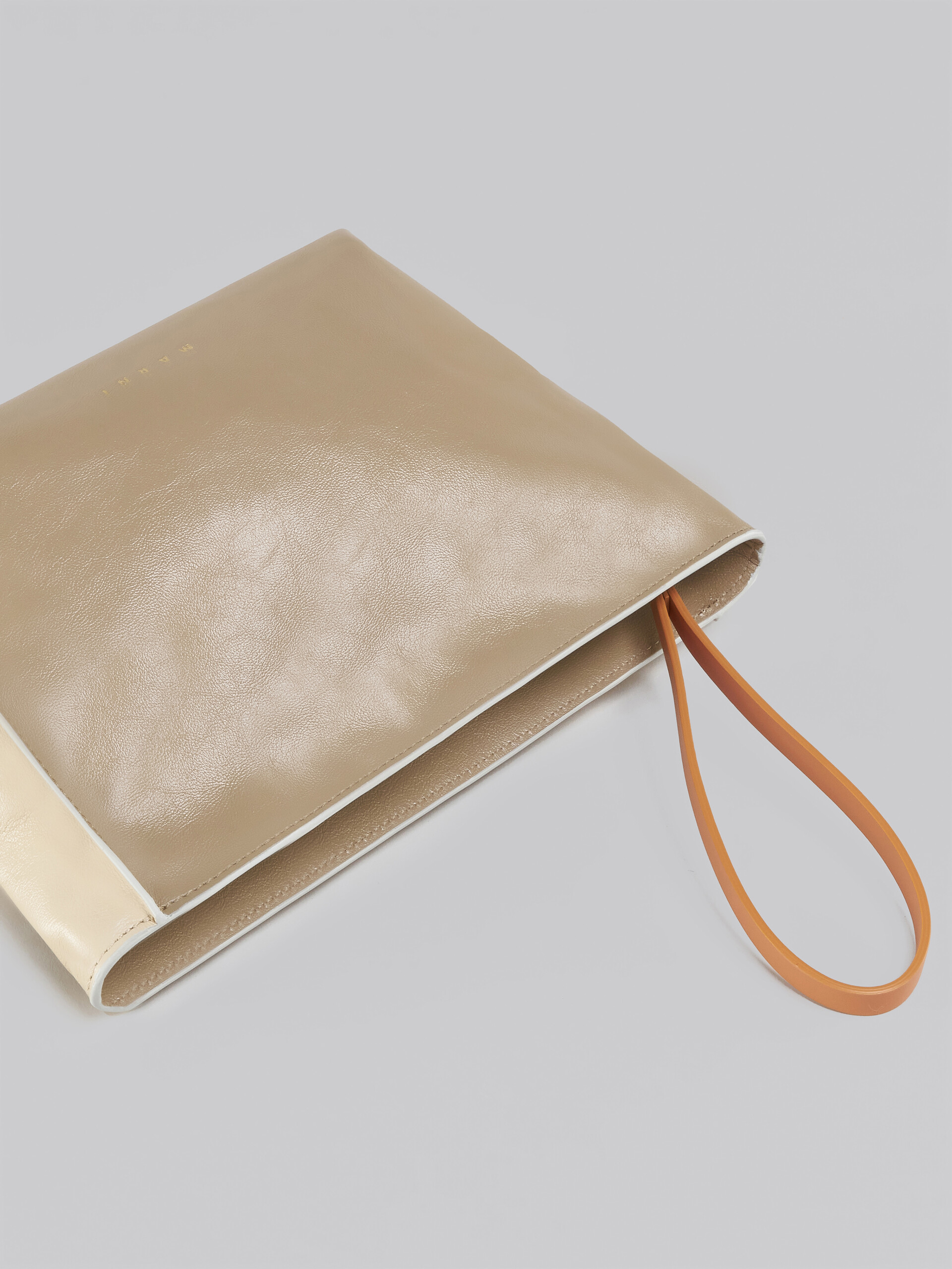 Museo Soft Clutch in grey-green beige and brown leather - Pochette - Image 5
