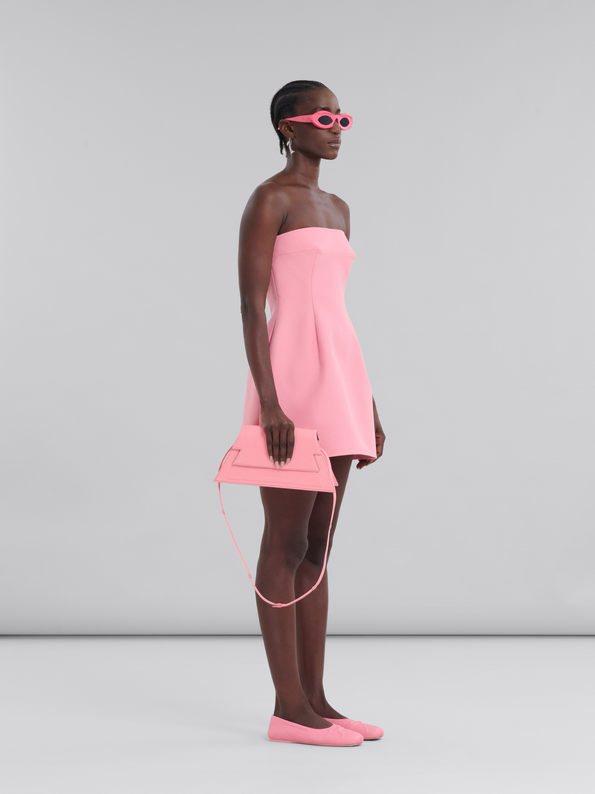 Mini-robe sans bretelles en cady rose - Robes - Image 6