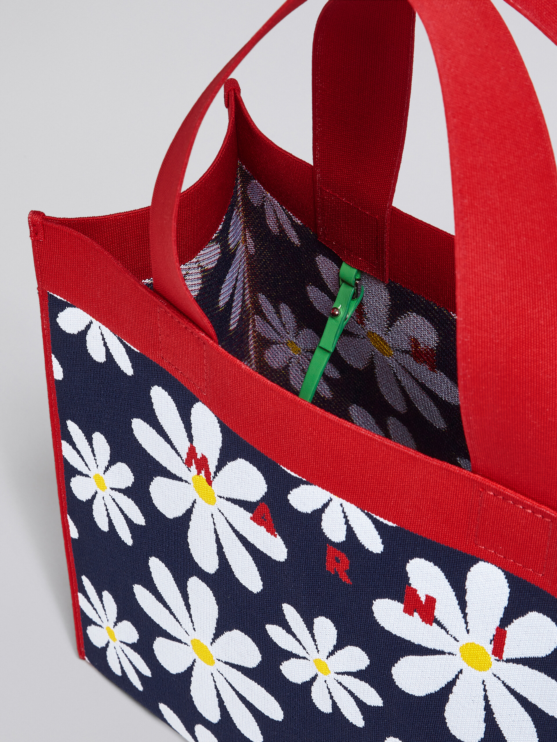 Daisy print knit shopping bag - Shopping Bags - Image 4