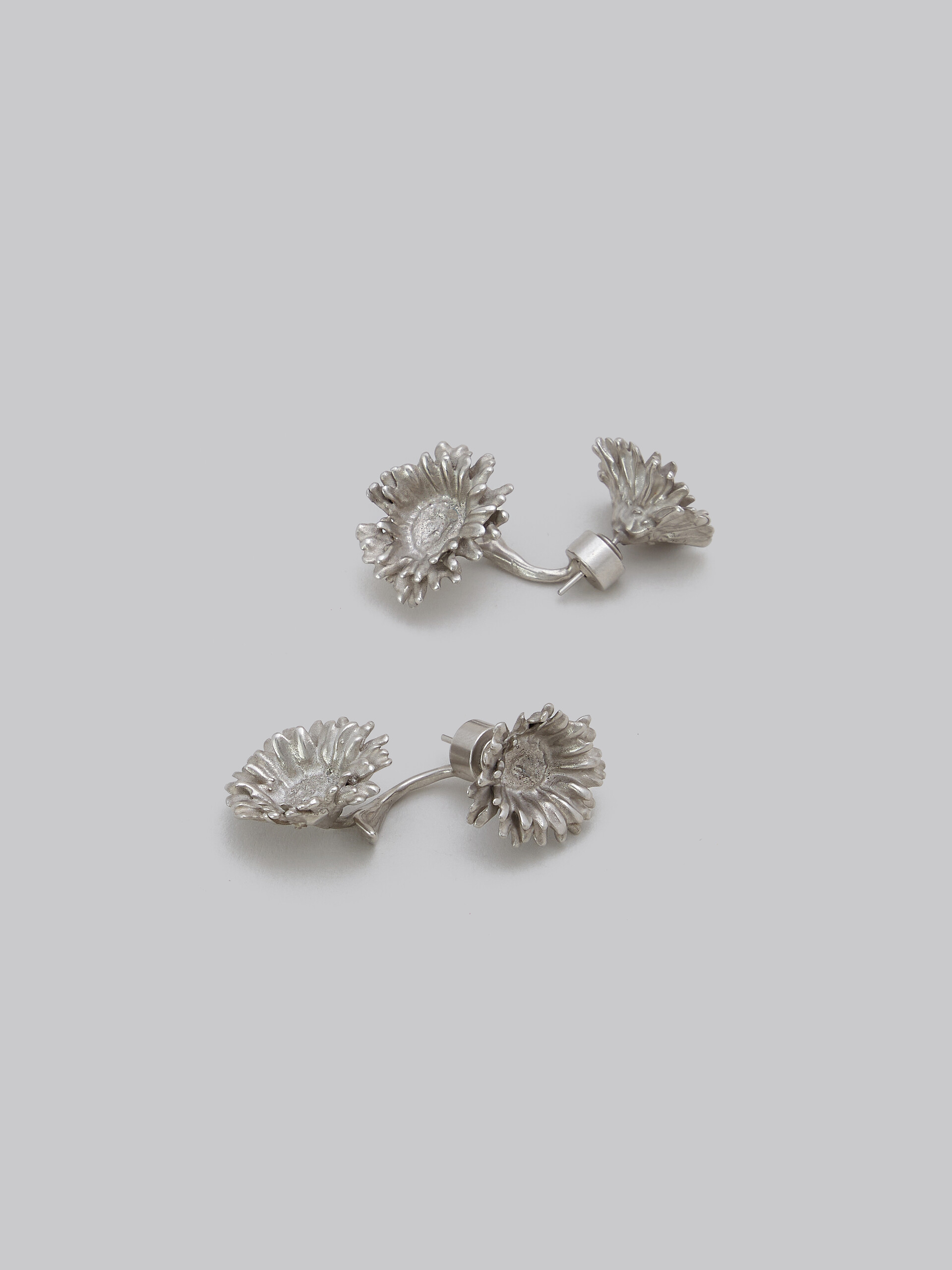 Metal daisy earrings - Earrings - Image 4
