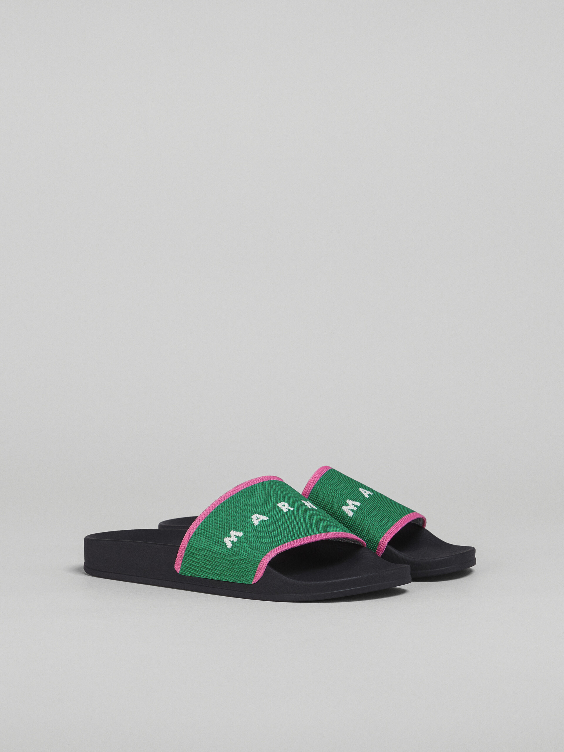 Mule en jacquard verte et rose avec logo stretch - Sandales - Image 2