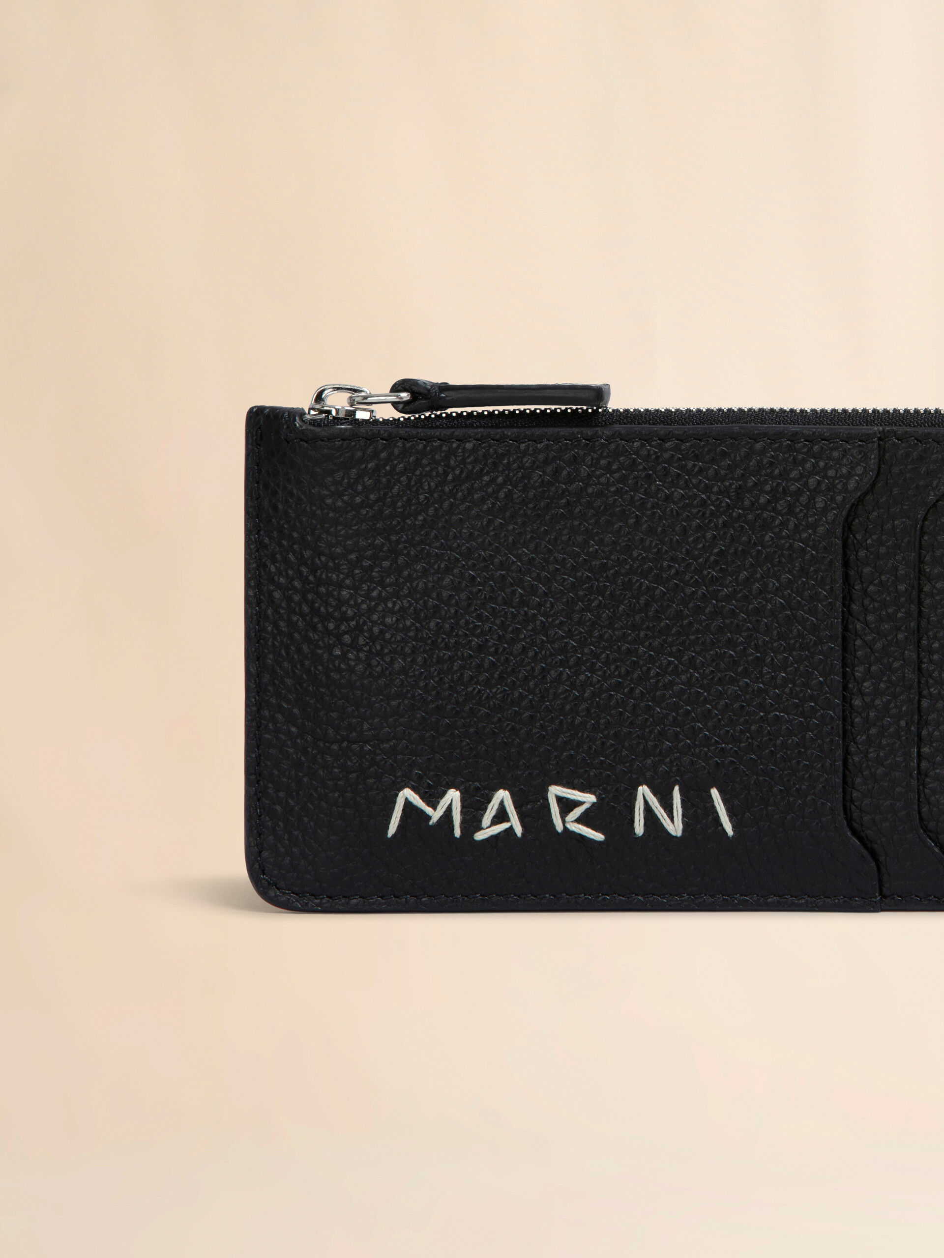 ブラック レザーカードケース、マルニメンディング刺繍入り | Marni