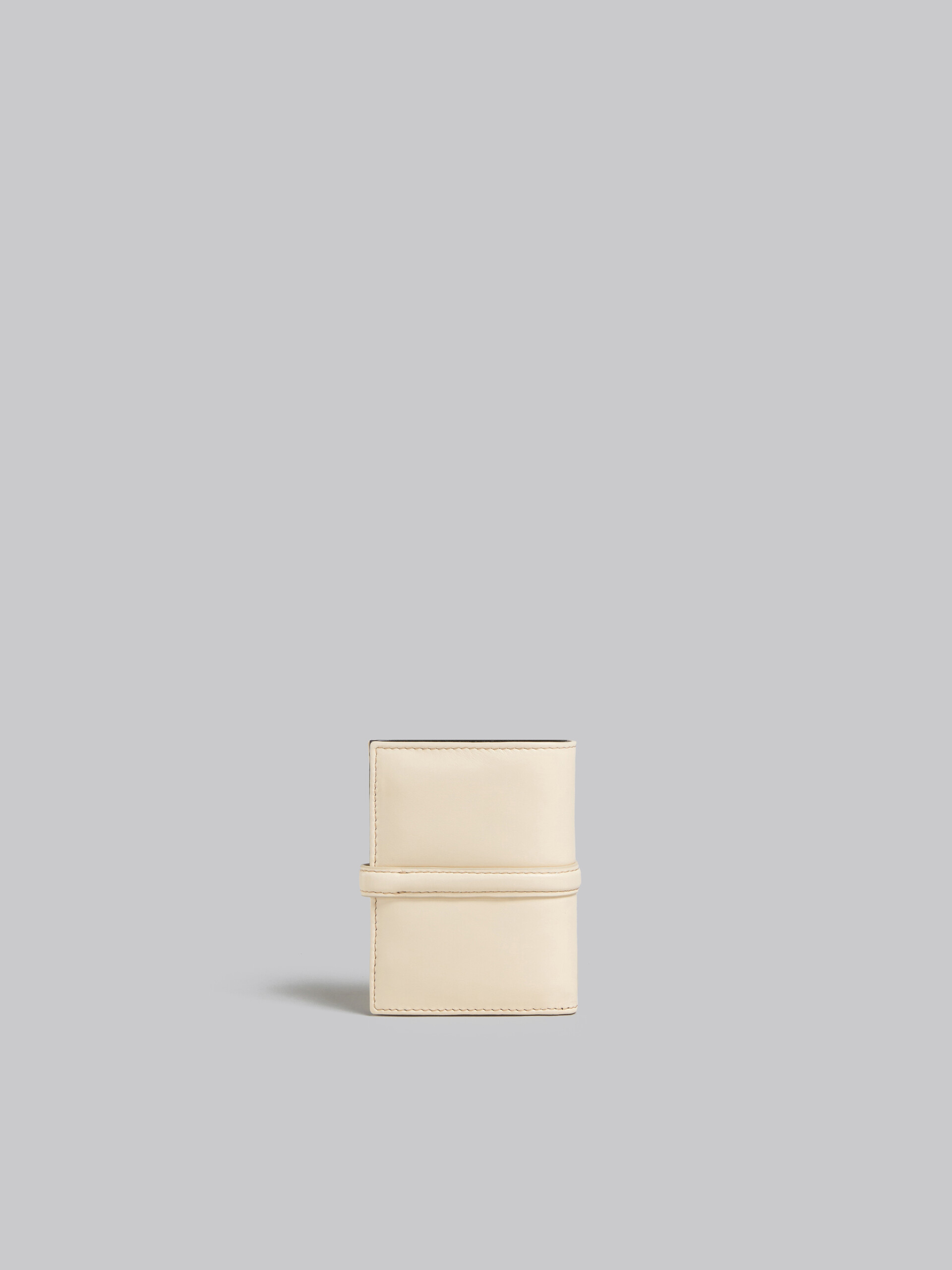 ブラック レザー製二つ折りPrisma ウォレット - 財布 - Image 3