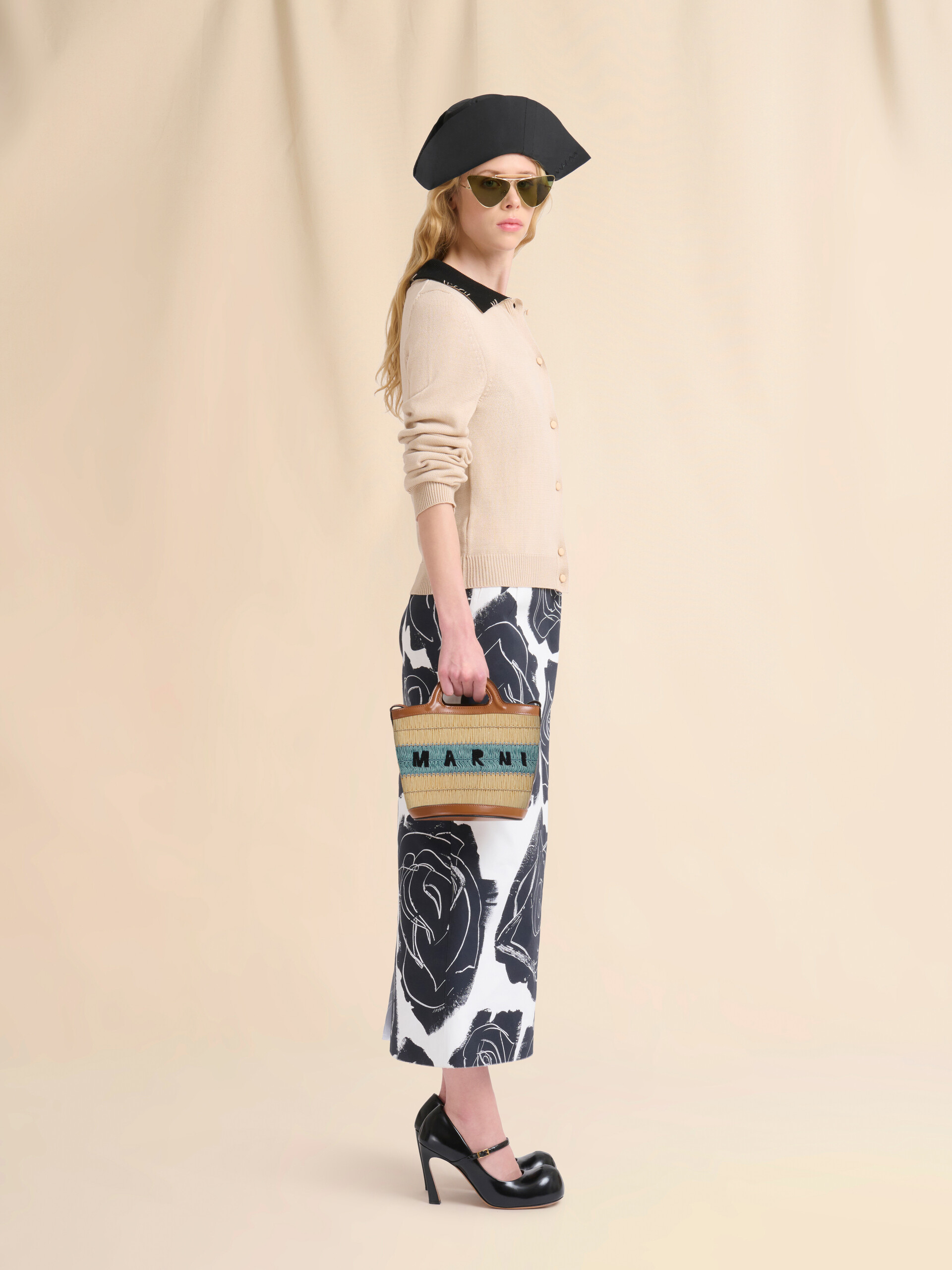 Mini-Eimertasche Tropicalia aus Stoff mit Bast-Optik und blauem Häkeleinsatz - Schultertaschen - Image 2