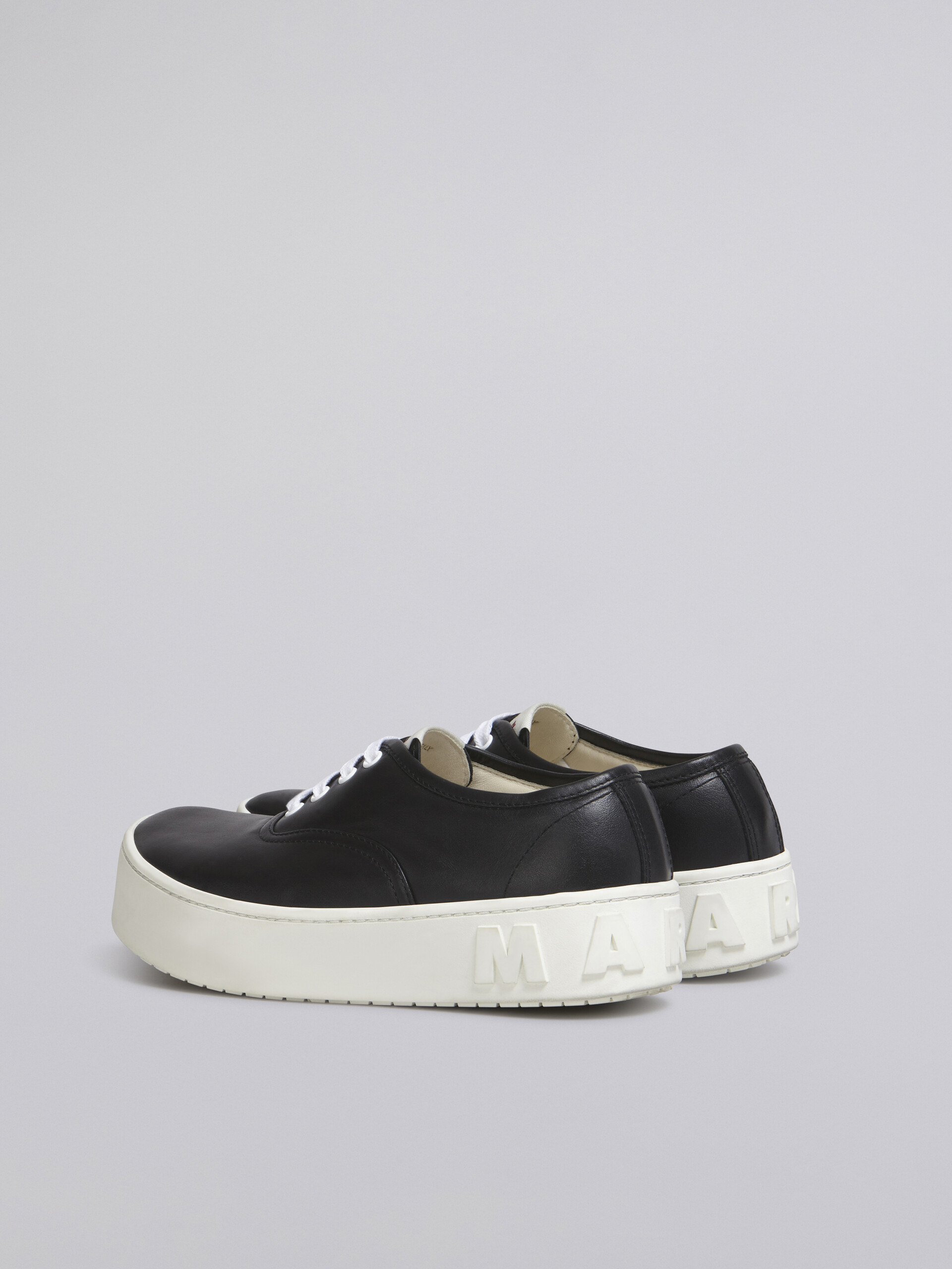 Sneaker in vitello con maxi logo in rilievo nero - Sneakers - Image 3