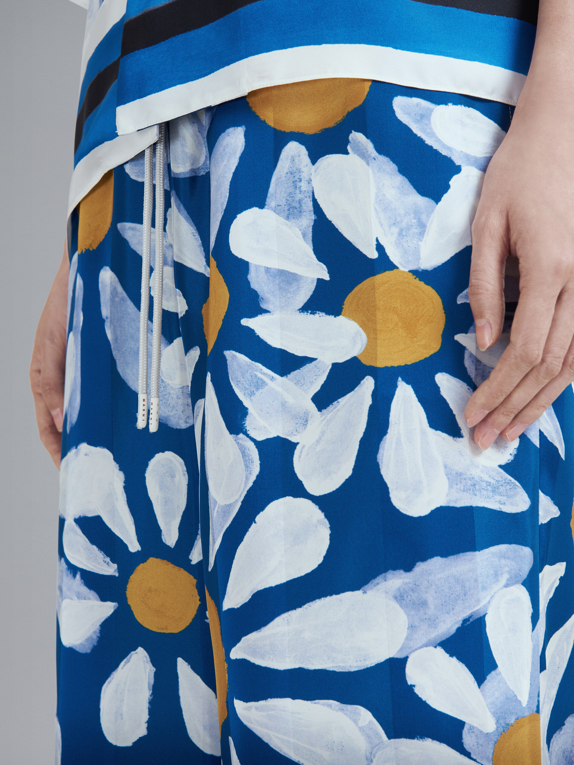 Kurz geschnittene Hose aus Viskose-Jacquard mit Euphoria-Print - Hosen - Image 4