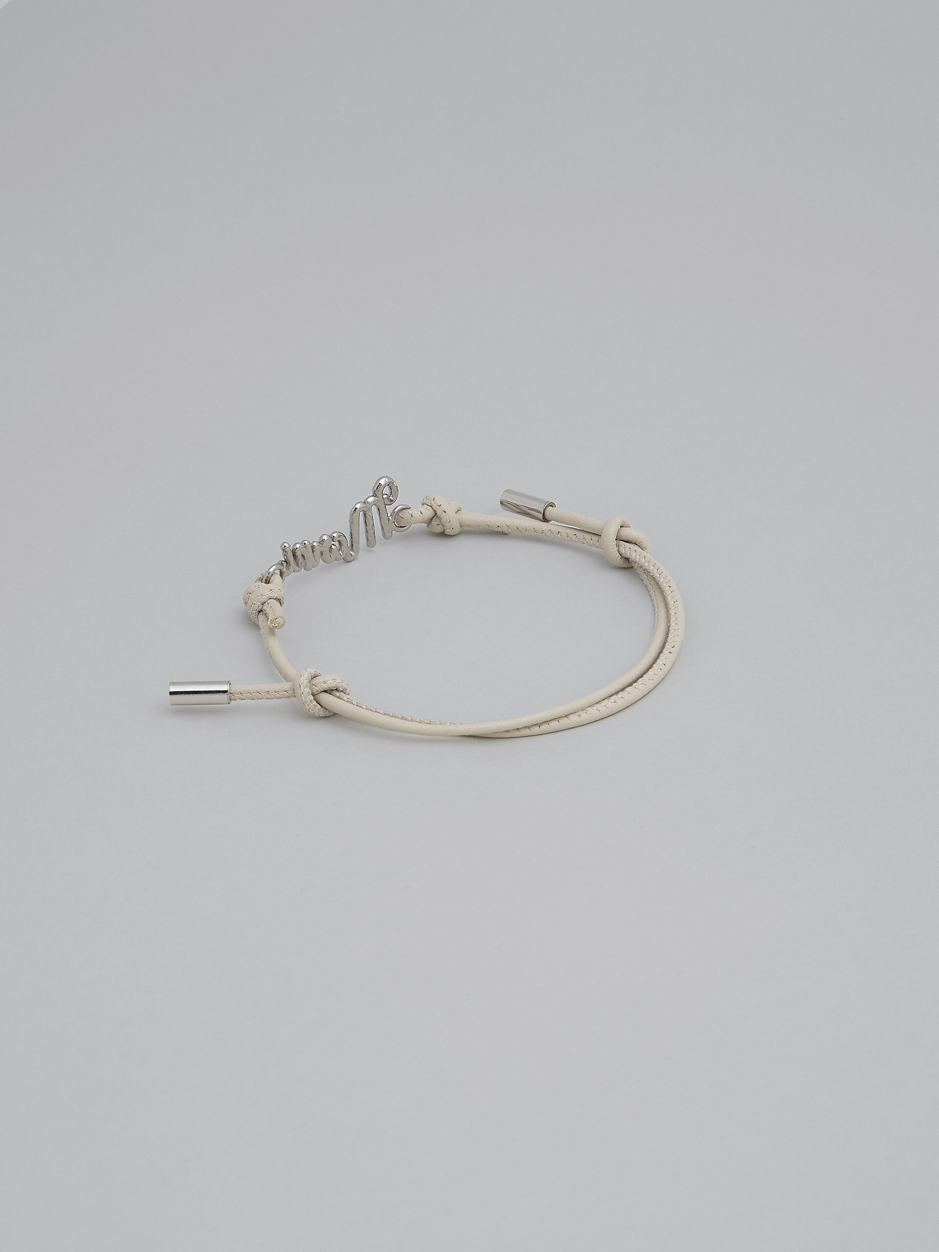 화이트 가죽 로고 브레이슬릿 - Bracelets - Image 3