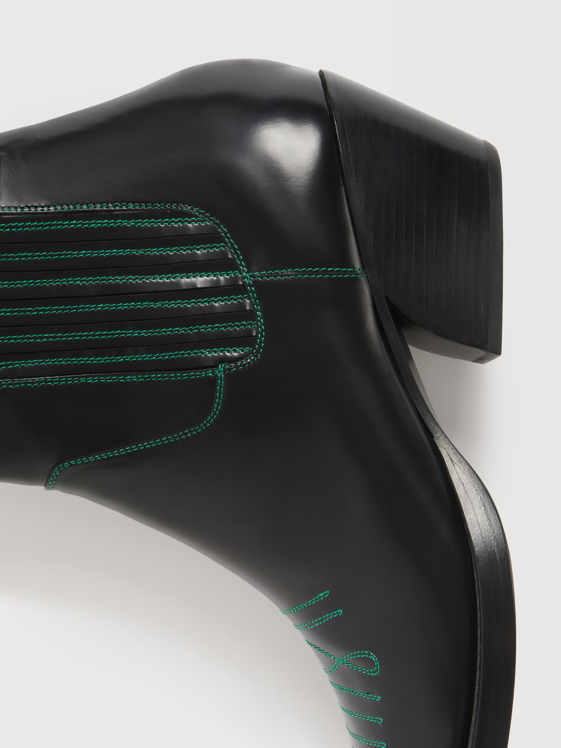 Cowboy-Stiefeletten aus schwarzem Leder mit gr&uuml;nen Ziern&auml;hten - Stiefel - Image 4