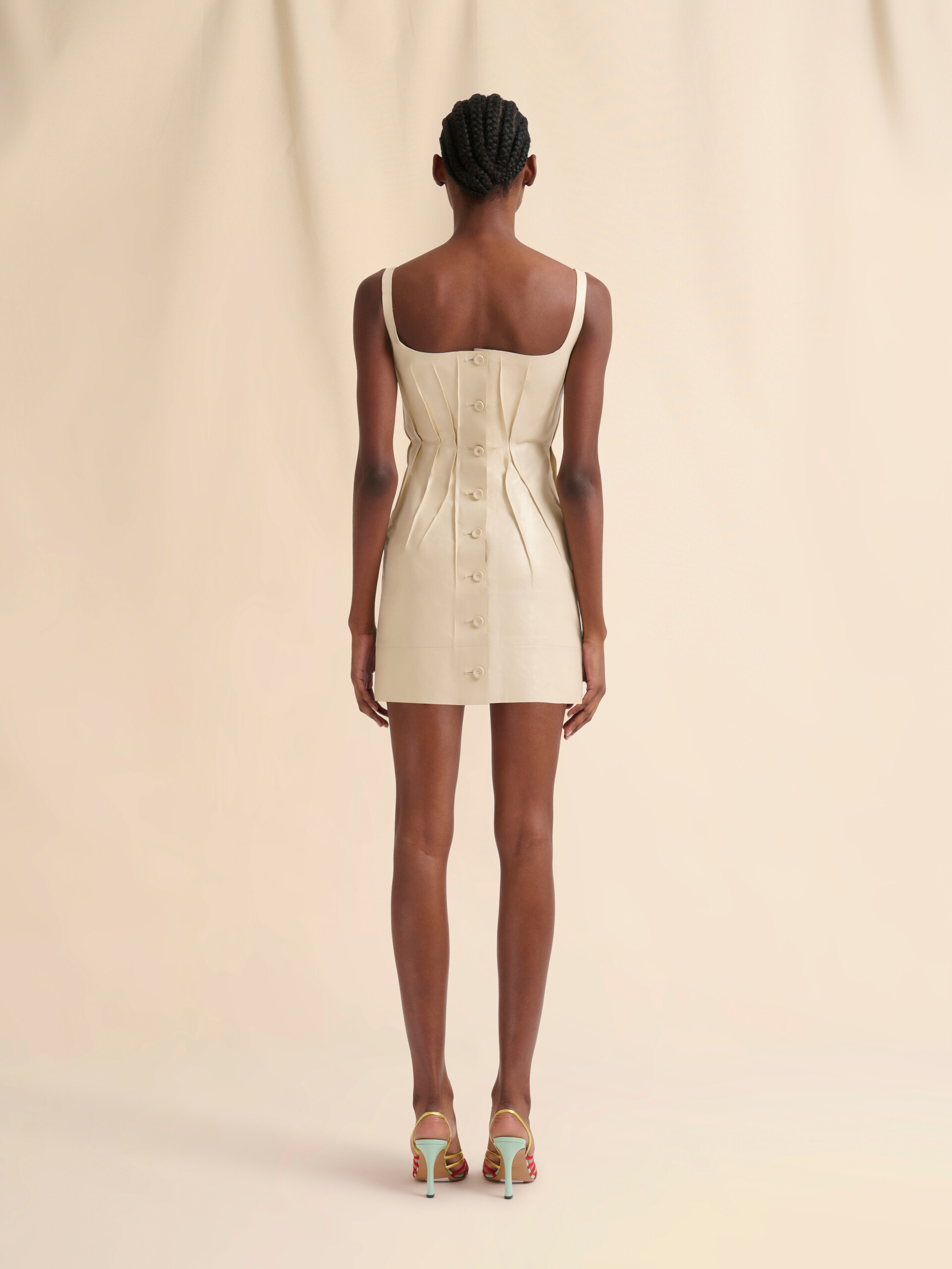 Cremefarbenes Minikleid aus Nappa mit Abnähern - Kleider - Image 3