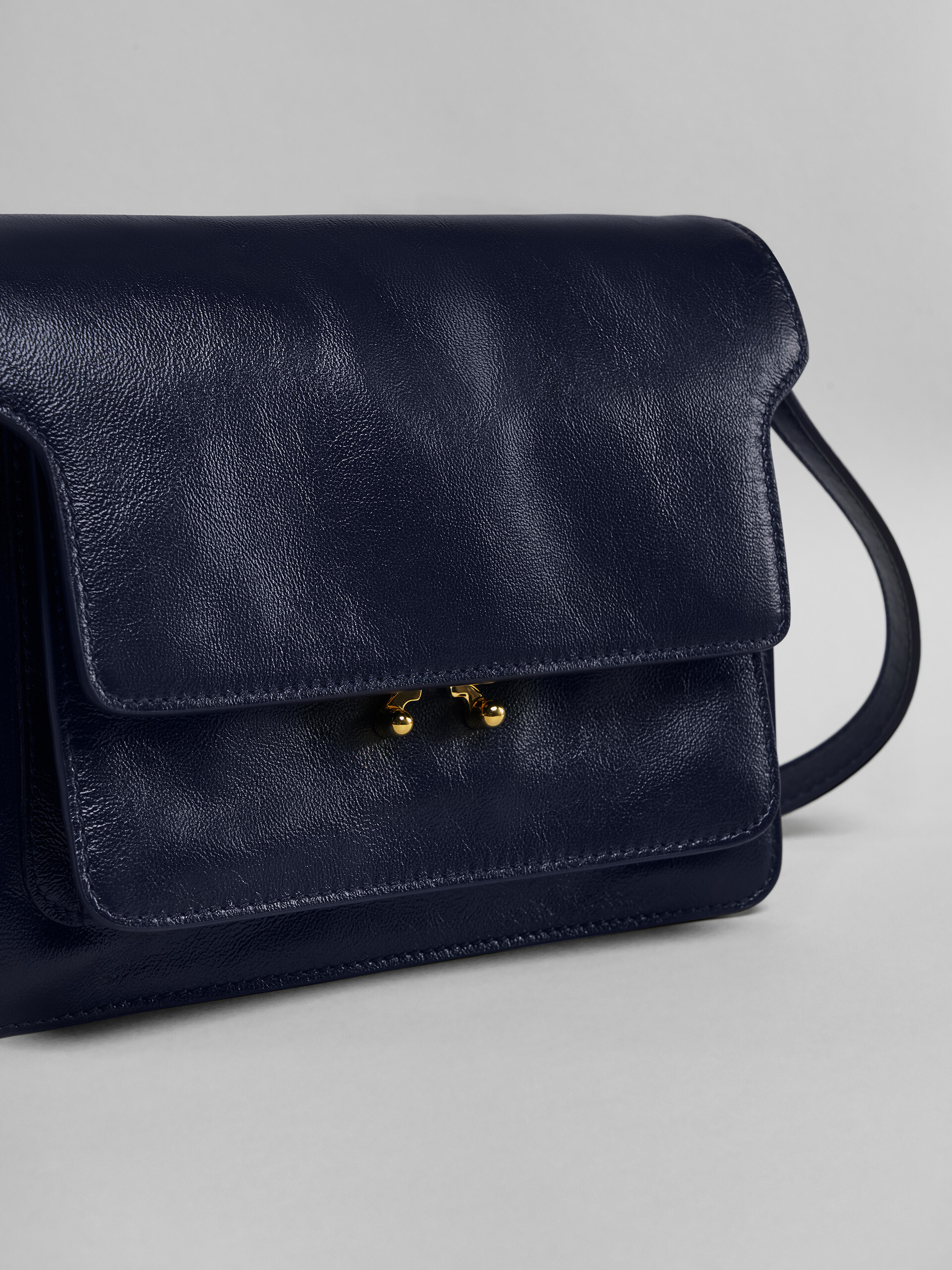 TRUNK SOFT medium bag in blue leather - Shoulder Bag - Image 5