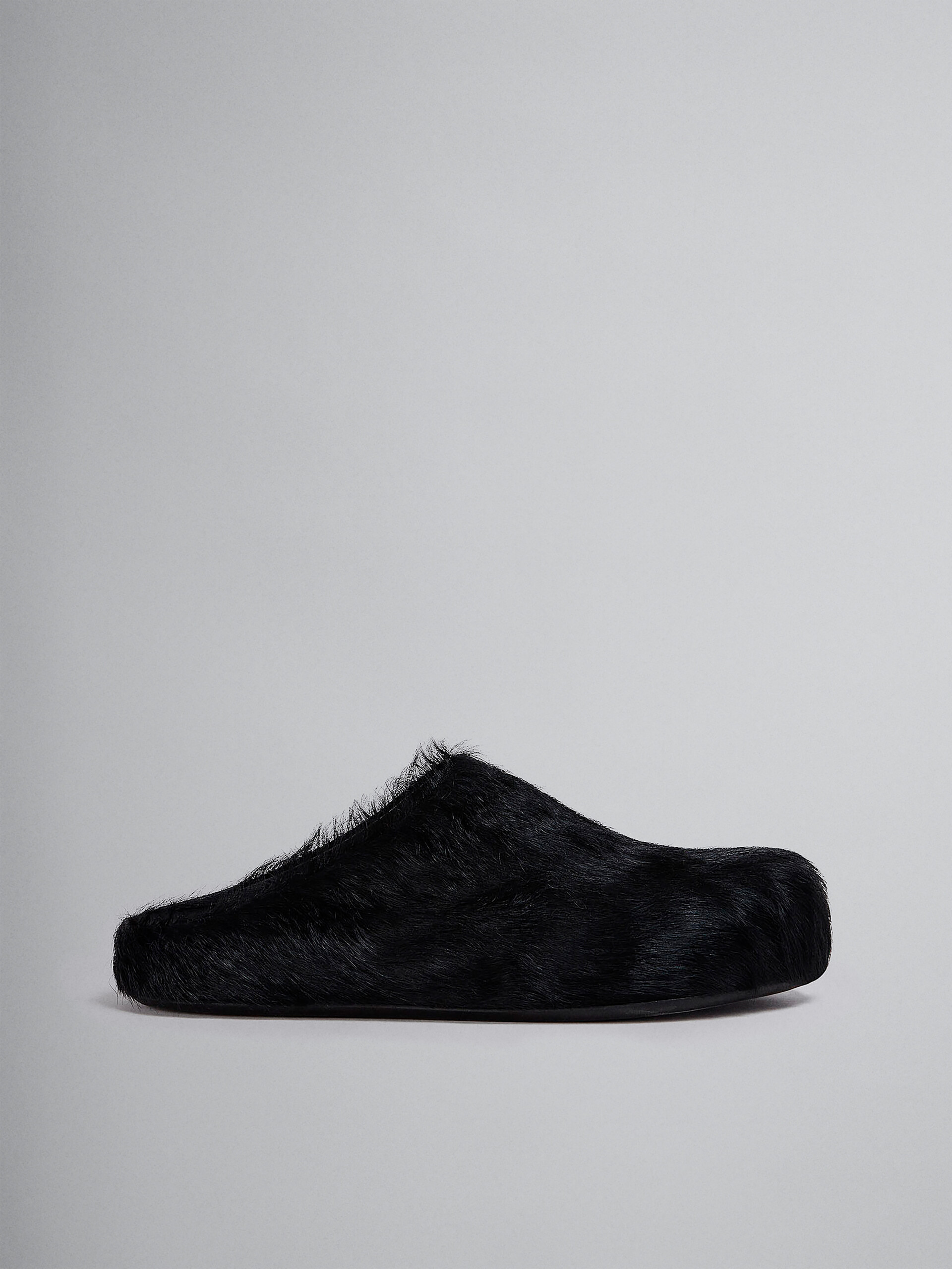 Schwarze Fußbett-Sabots aus Kalbsfell - Holzschuhe - Image 1