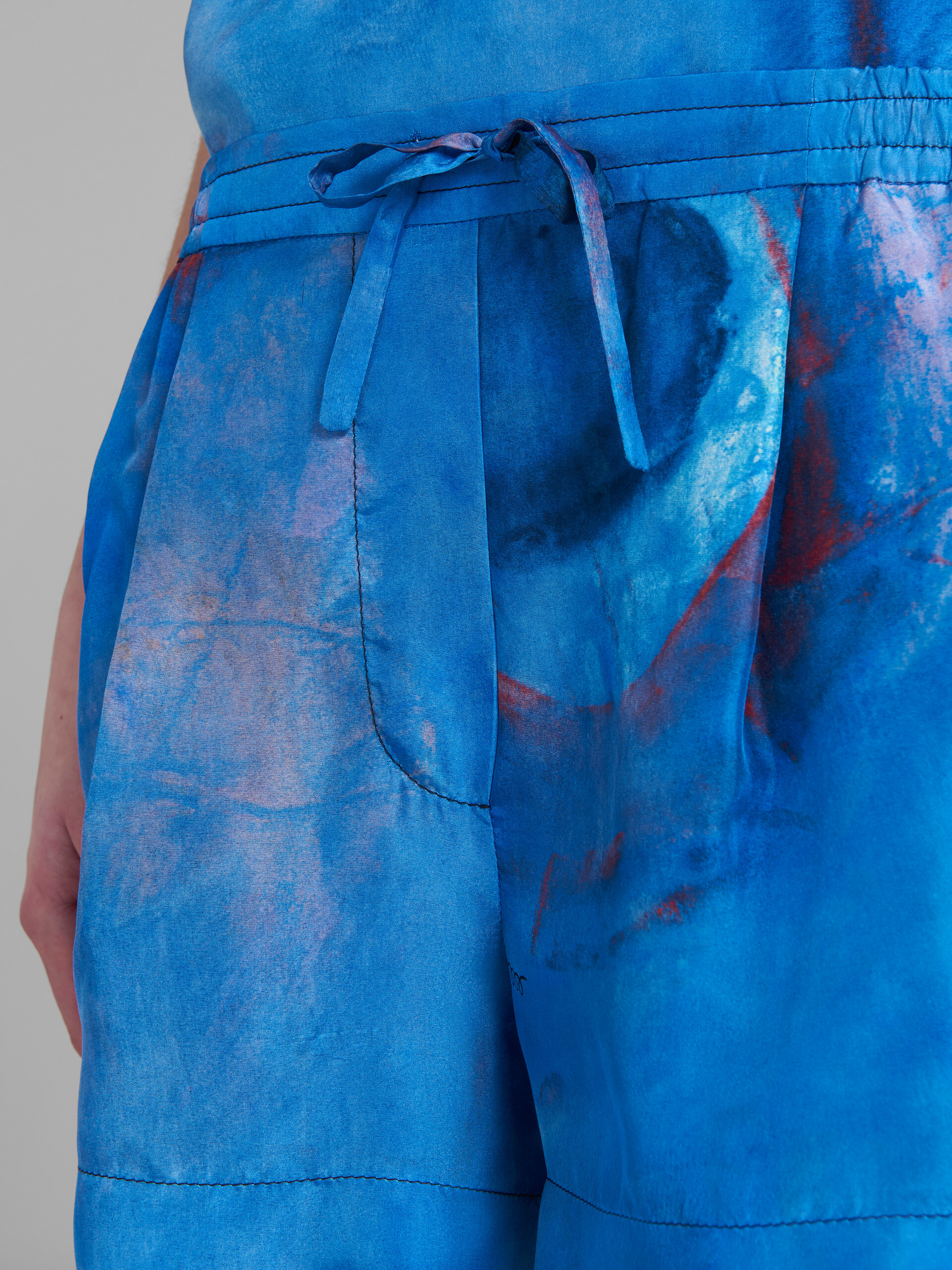 Elasticated silk shorts with Buchi Blu print - Pants - Image 4